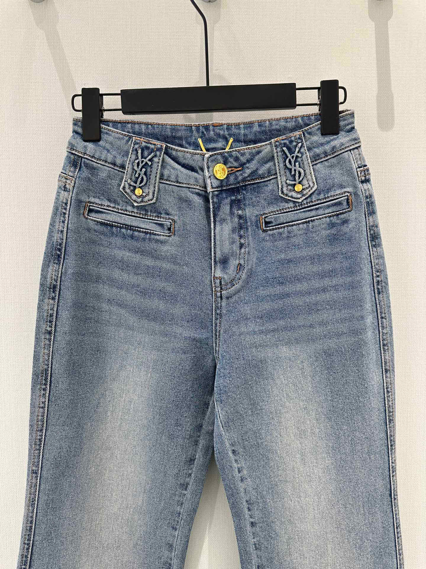 🛒𝐍𝐄𝐖 · 𝟐𝟎𝟐6/爆款现货【早春新款】原创｜压花渐变色微喇牛仔裤采用高端定制面料，牛仔穿起来非常舒