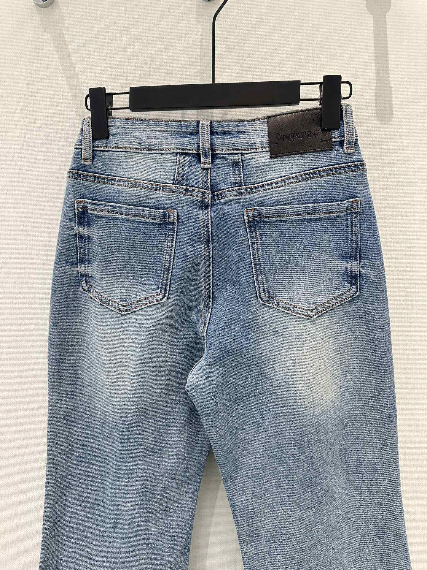 🛒𝐍𝐄𝐖 · 𝟐𝟎𝟐6/爆款现货【早春新款】原创｜压花渐变色微喇牛仔裤采用高端定制面料，牛仔穿起来非常舒