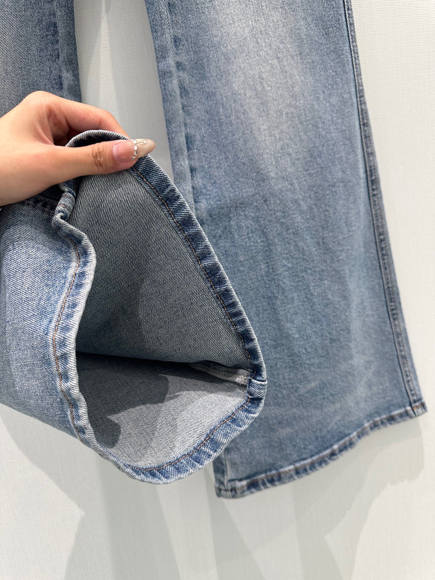 🛒𝐍𝐄𝐖 · 𝟐𝟎𝟐6/爆款现货【早春新款】原创｜压花渐变色微喇牛仔裤采用高端定制面料，牛仔穿起来非常舒