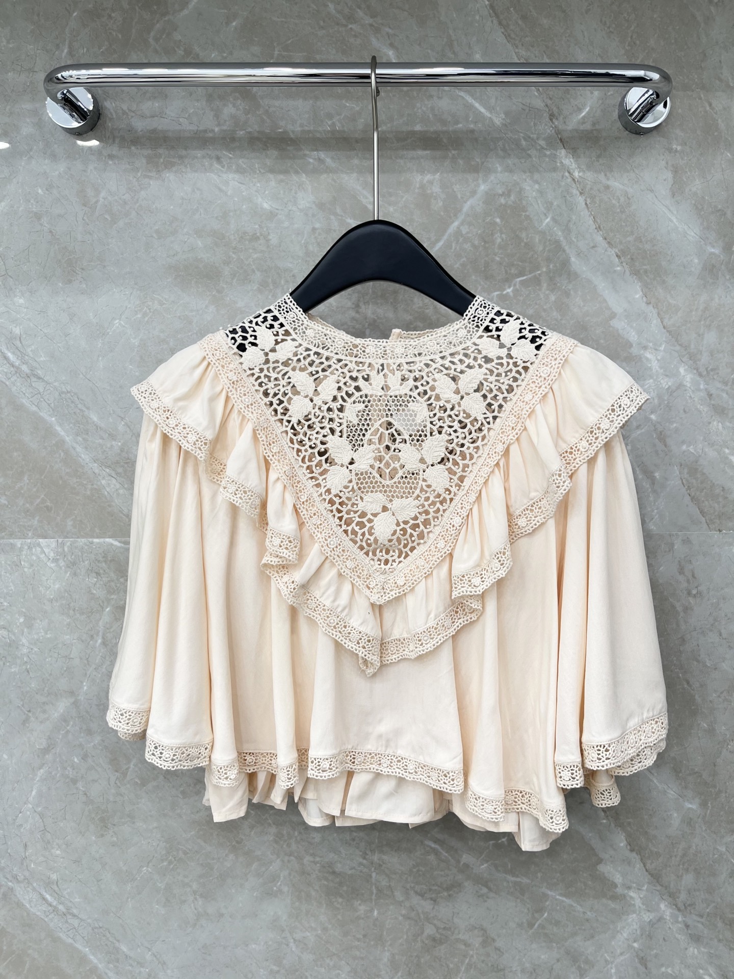 🛒𝐍𝐄𝐖 · 𝟐𝟎𝟐6/爆款现货原单品质 小众*｜2026新品长袖水溶蕾丝镂空拼接衬衫灯笼袖设计 精致刺