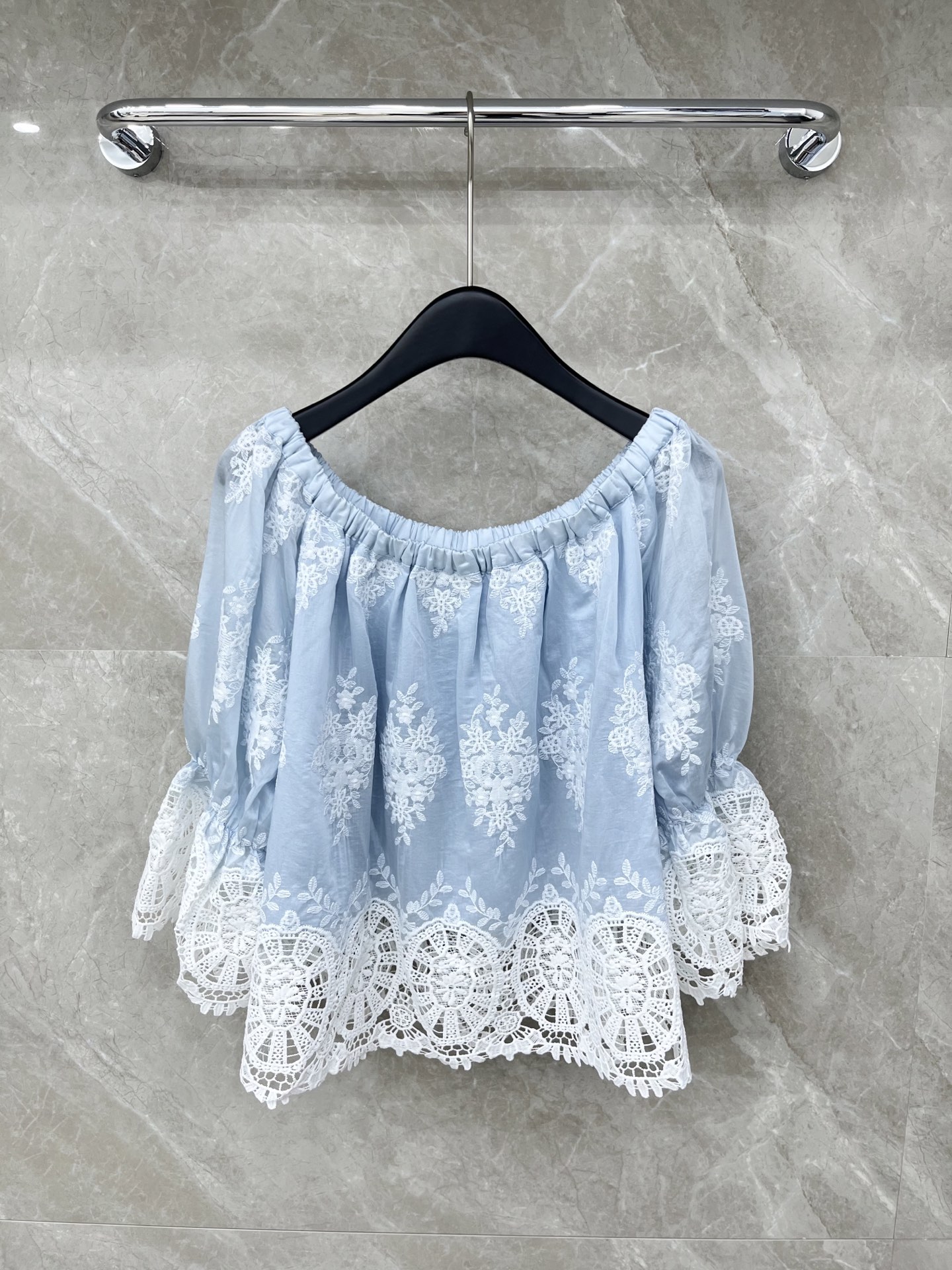 🛒𝐍𝐄𝐖 · 𝟐𝟎𝟐6/爆款现货原单品质 小众*｜2026新品撞色刺绣一字领衬衫 系列款精致版型，高级肌