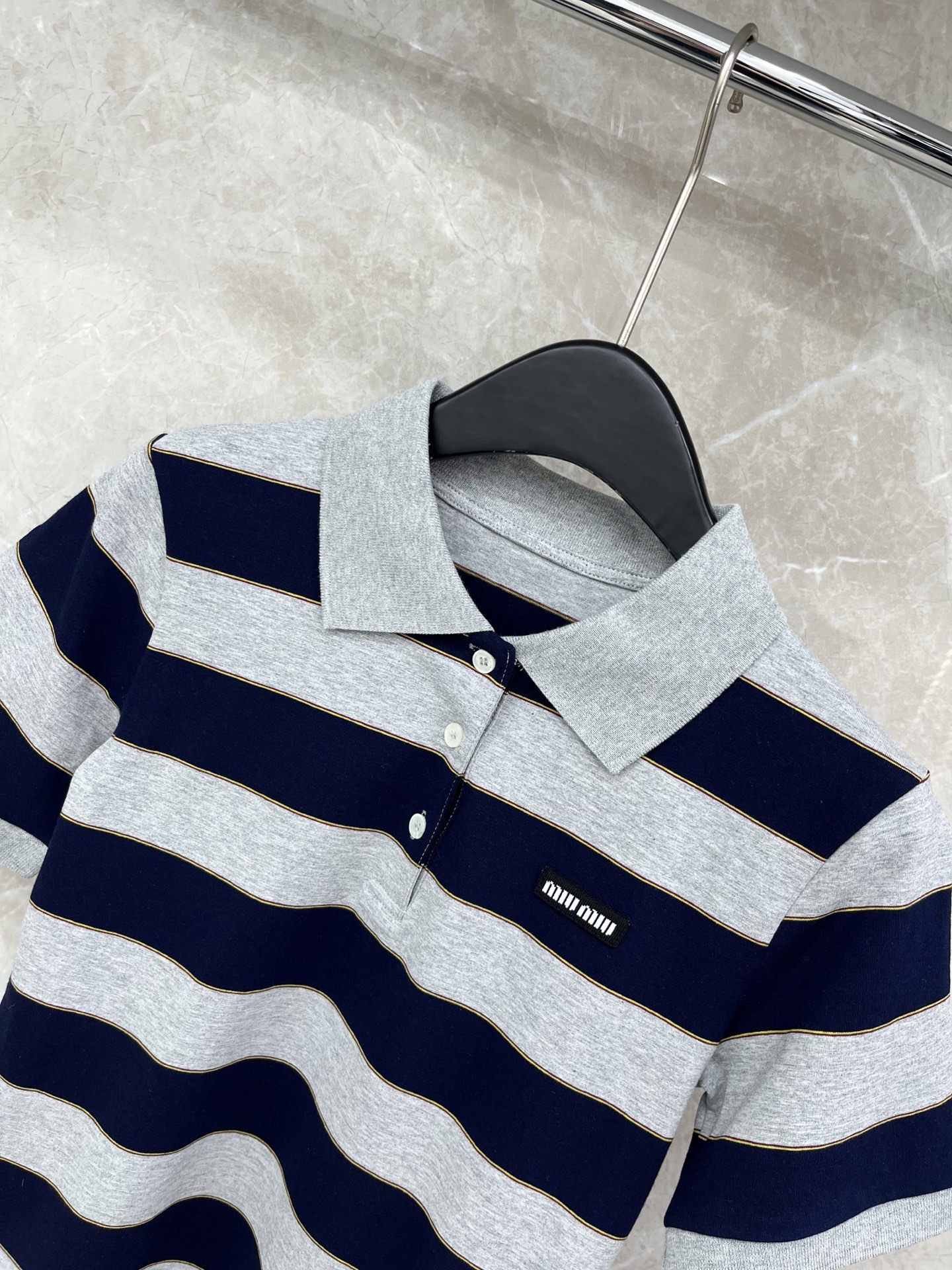 🛒𝐍𝐄𝐖 · 𝟐𝟎𝟐6/爆款现货原单品质 Miu Mi*｜精致撞色小贴标短袖T恤高订面料 亲肤透气舒适标