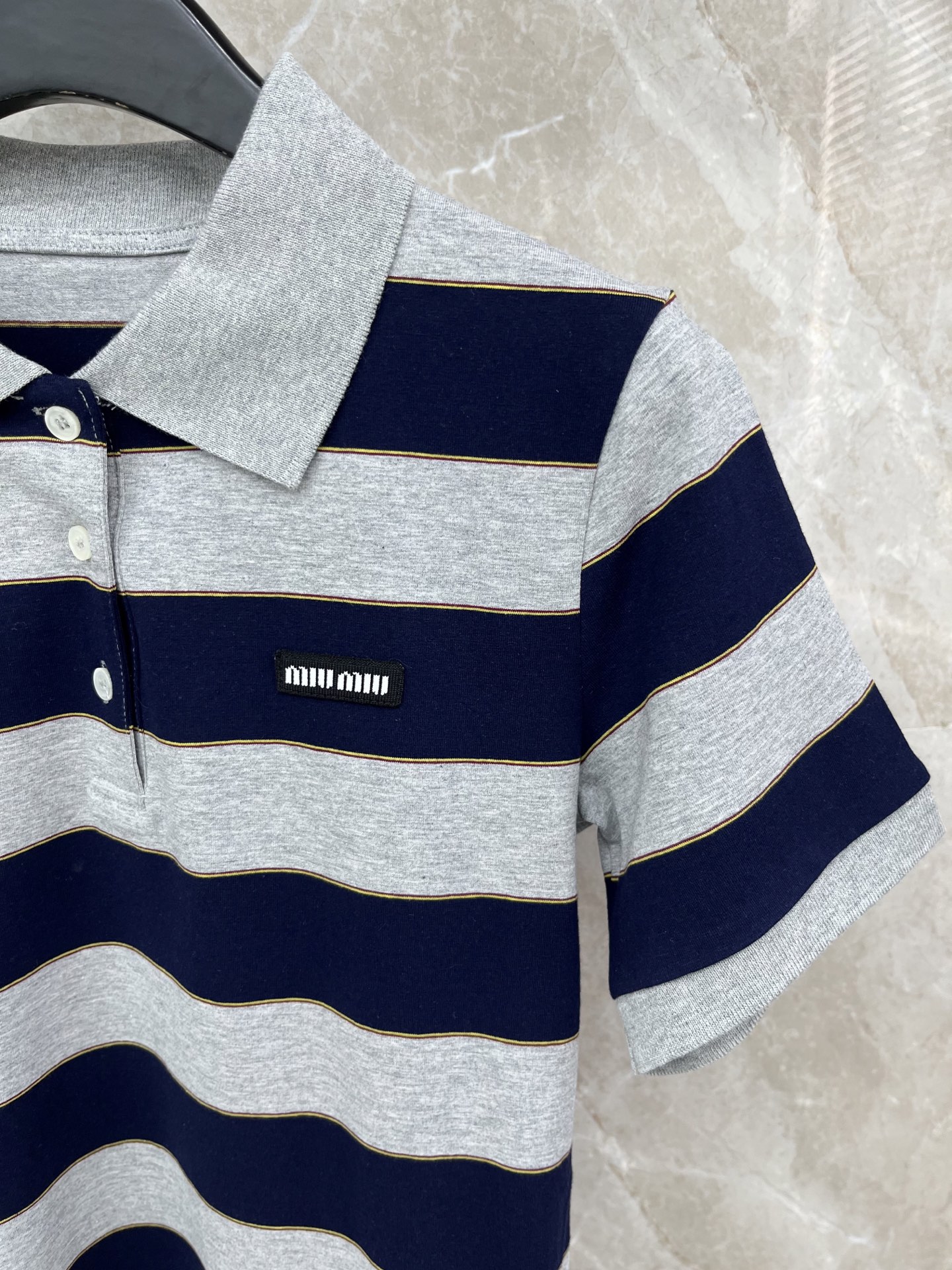 🛒𝐍𝐄𝐖 · 𝟐𝟎𝟐6/爆款现货原单品质 Miu Mi*｜精致撞色小贴标短袖T恤高订面料 亲肤透气舒适标