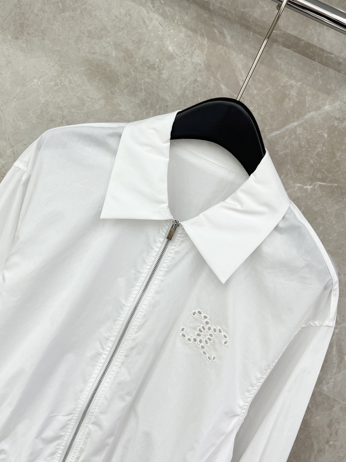 🛒𝐍𝐄𝐖 · 𝟐𝟎𝟐6/爆款现货原单品质 Chan*｜26中古系列镂空绣花翻领衬衫外套设计高级又时髦！1