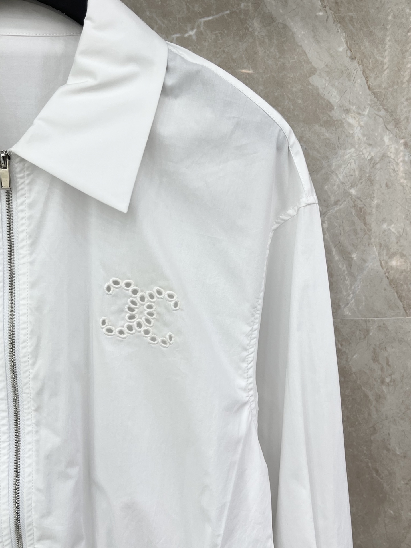 🛒𝐍𝐄𝐖 · 𝟐𝟎𝟐6/爆款现货原单品质 Chan*｜26中古系列镂空绣花翻领衬衫外套设计高级又时髦！1