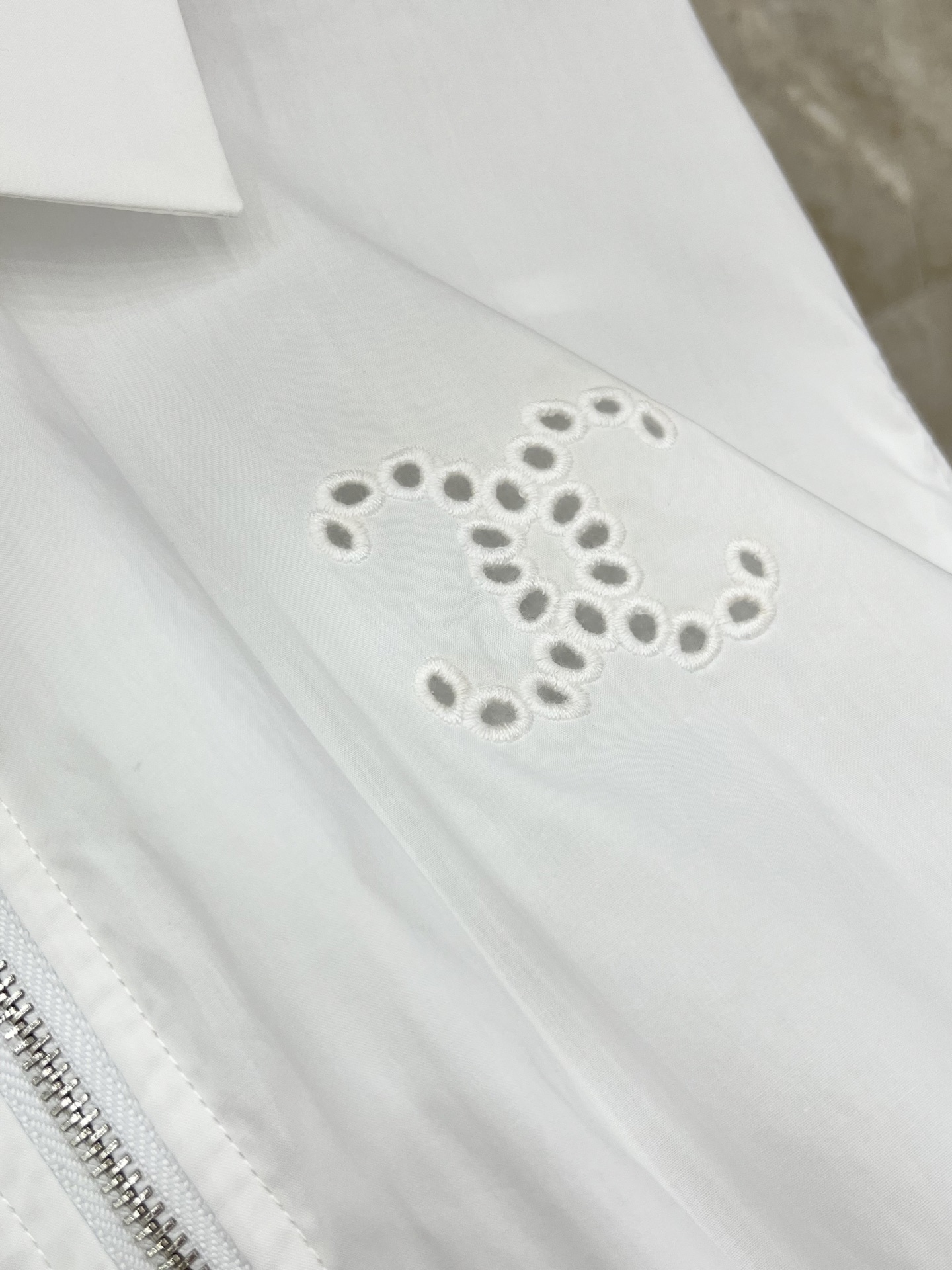 🛒𝐍𝐄𝐖 · 𝟐𝟎𝟐6/爆款现货原单品质 Chan*｜26中古系列镂空绣花翻领衬衫外套设计高级又时髦！1