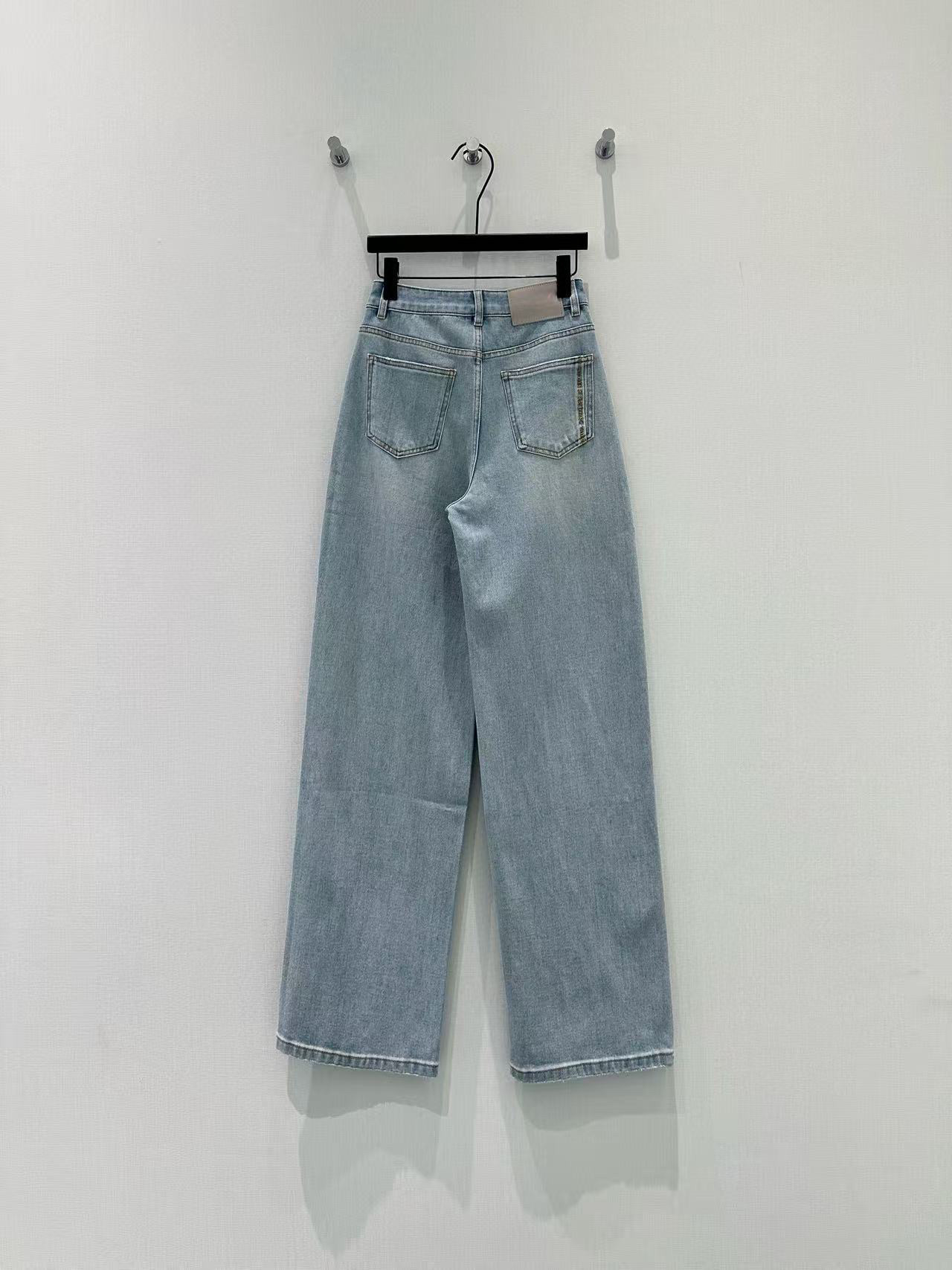 🛒𝐍𝐄𝐖 · 𝟐𝟎𝟐6/爆款现货原创 设计师｜彩线刺绣镰刀牛仔裤采用高端定制面料，牛仔穿起来非常舒适，常