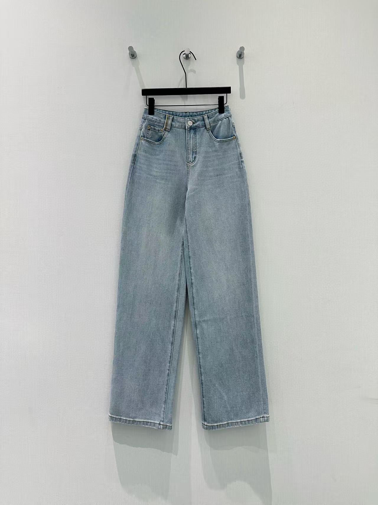 🛒𝐍𝐄𝐖 · 𝟐𝟎𝟐6/爆款现货原创 设计师｜彩线刺绣镰刀牛仔裤采用高端定制面料，牛仔穿起来非常舒适，常