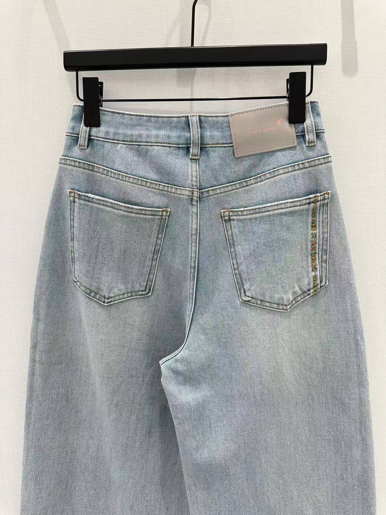 🛒𝐍𝐄𝐖 · 𝟐𝟎𝟐6/爆款现货原创 设计师｜彩线刺绣镰刀牛仔裤采用高端定制面料，牛仔穿起来非常舒适，常