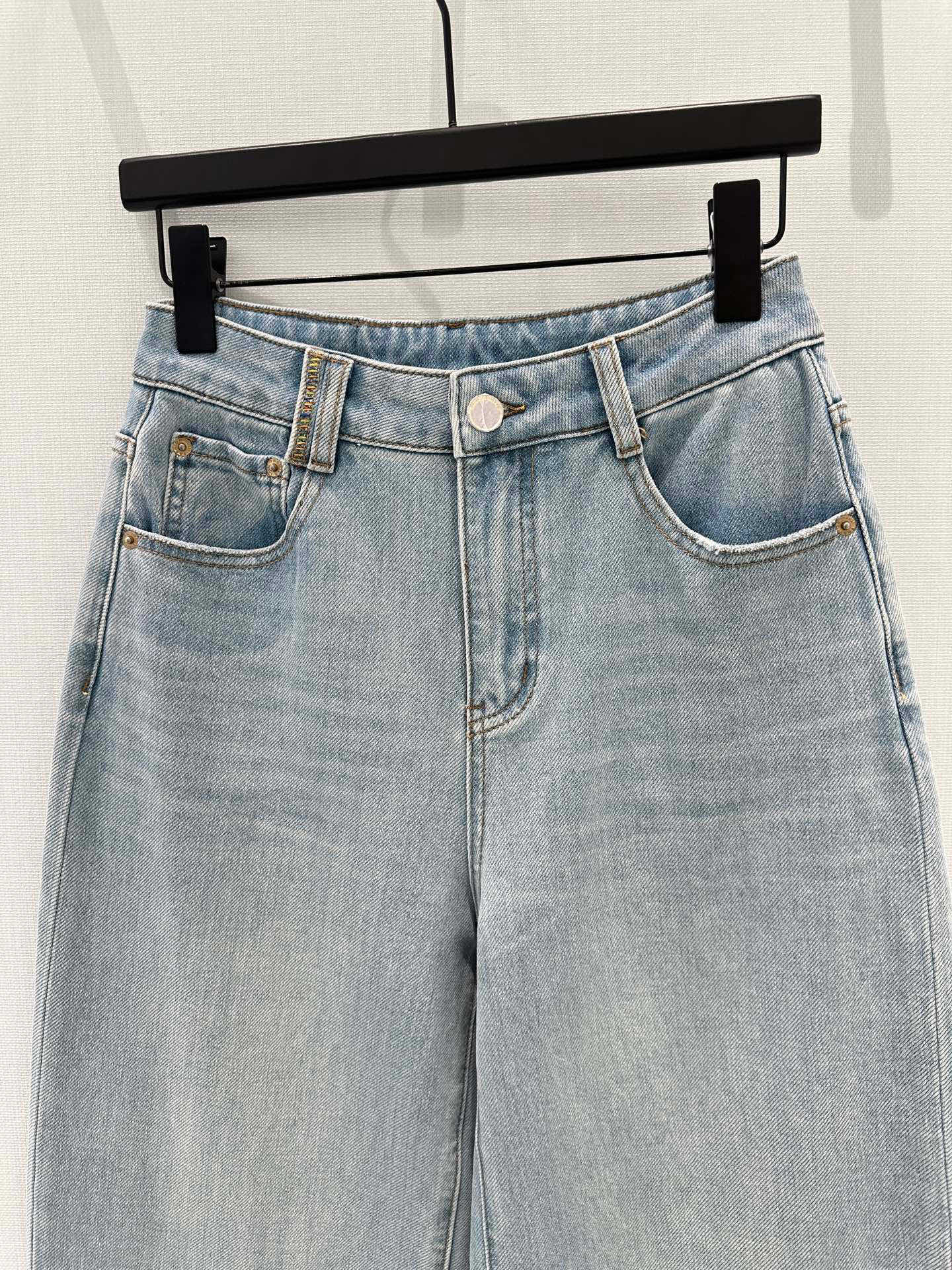 🛒𝐍𝐄𝐖 · 𝟐𝟎𝟐6/爆款现货原创 设计师｜彩线刺绣镰刀牛仔裤采用高端定制面料，牛仔穿起来非常舒适，常