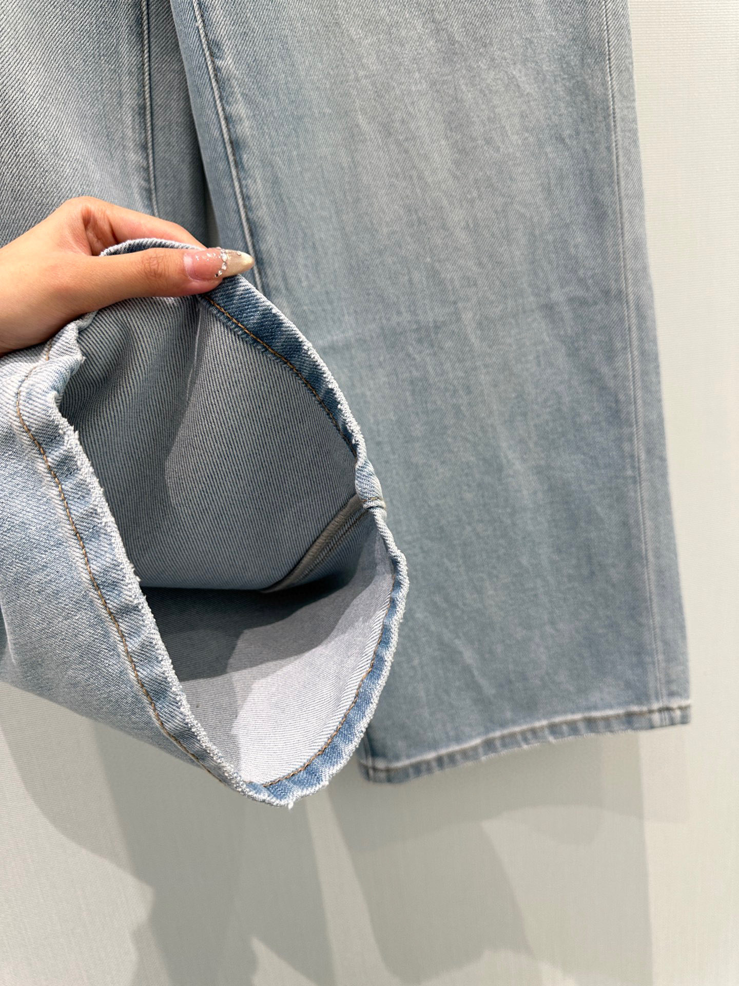 🛒𝐍𝐄𝐖 · 𝟐𝟎𝟐6/爆款现货原创 设计师｜彩线刺绣镰刀牛仔裤采用高端定制面料，牛仔穿起来非常舒适，常