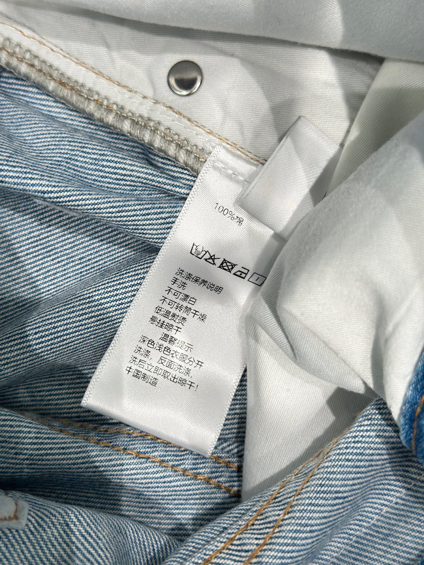 🛒𝐍𝐄𝐖 · 𝟐𝟎𝟐6/爆款现货原创 设计师｜烫钻字母wang 镰刀牛仔裤采用高端定制面料，牛仔穿起来非