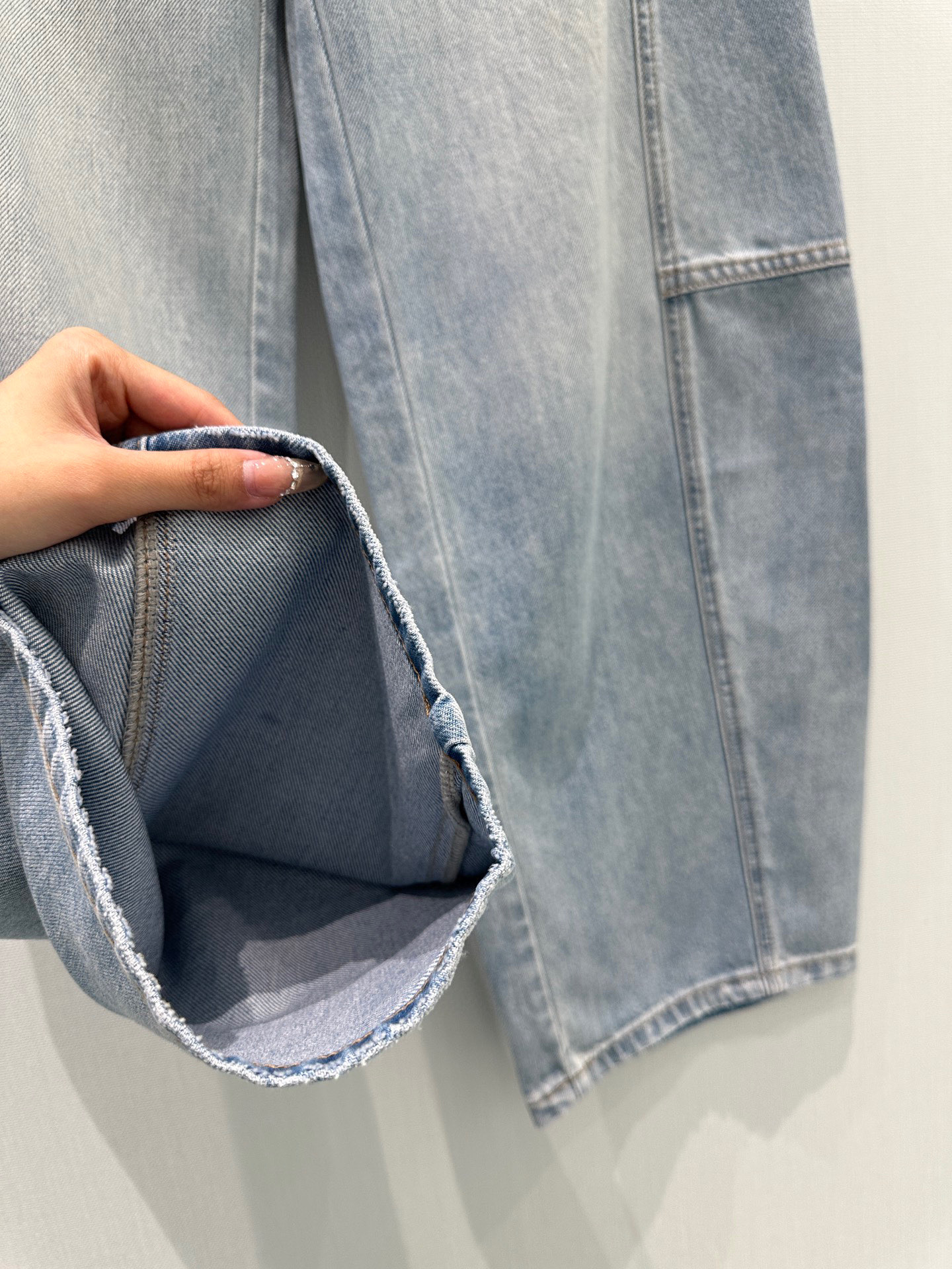 🛒𝐍𝐄𝐖 · 𝟐𝟎𝟐6/爆款现货原创 设计师｜烫钻字母wang 镰刀牛仔裤采用高端定制面料，牛仔穿起来非