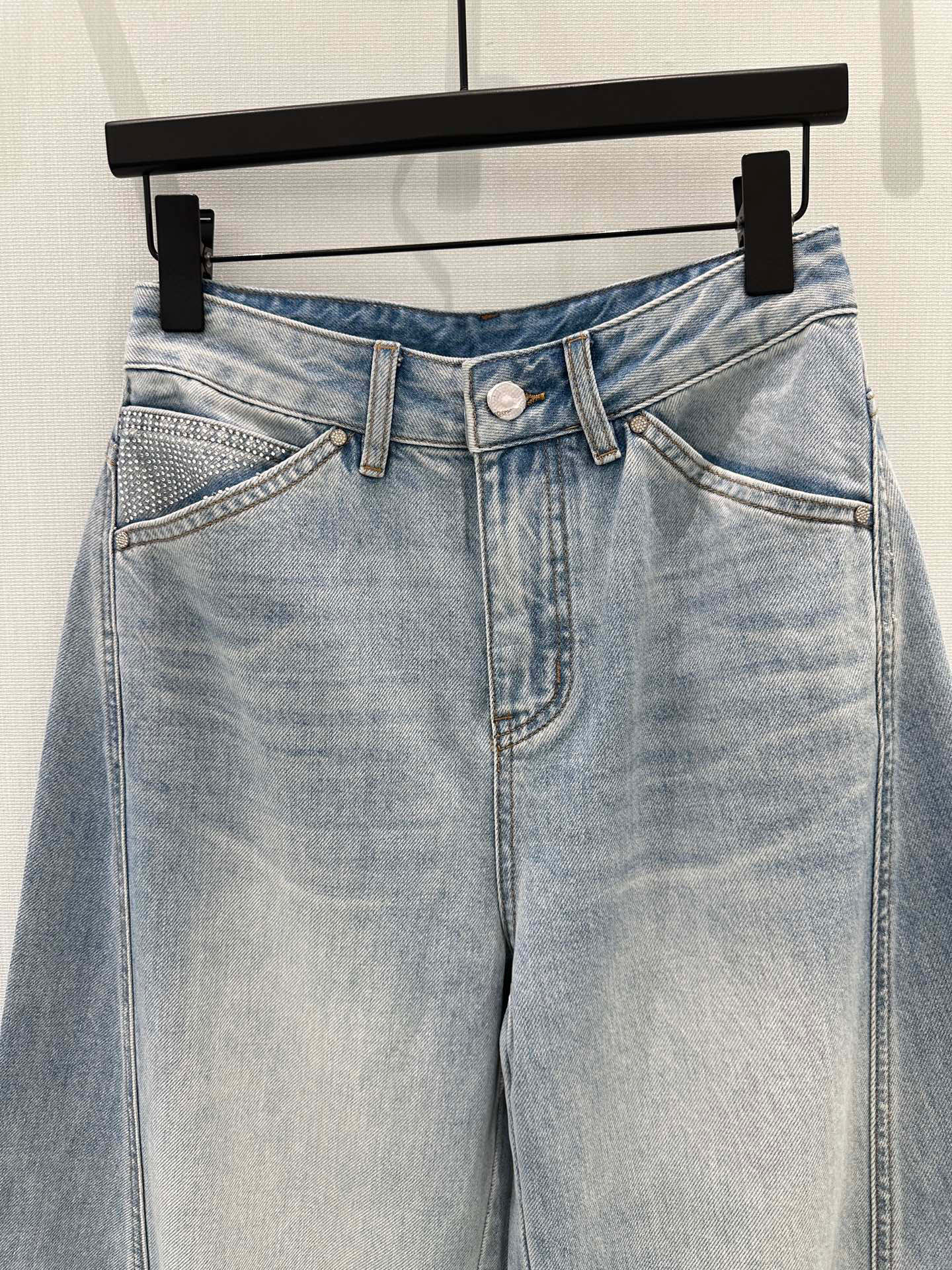 🛒𝐍𝐄𝐖 · 𝟐𝟎𝟐6/爆款现货原创 设计师｜烫钻字母wang 镰刀牛仔裤采用高端定制面料，牛仔穿起来非