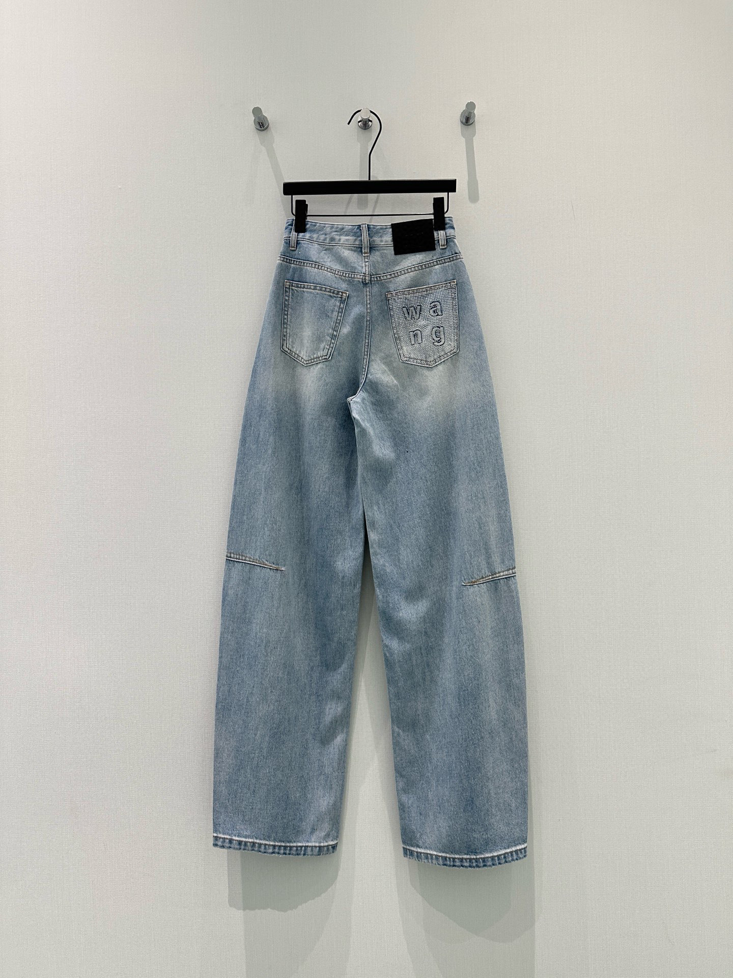 🛒𝐍𝐄𝐖 · 𝟐𝟎𝟐6/爆款现货原创 设计师｜烫钻字母wang 镰刀牛仔裤采用高端定制面料，牛仔穿起来非