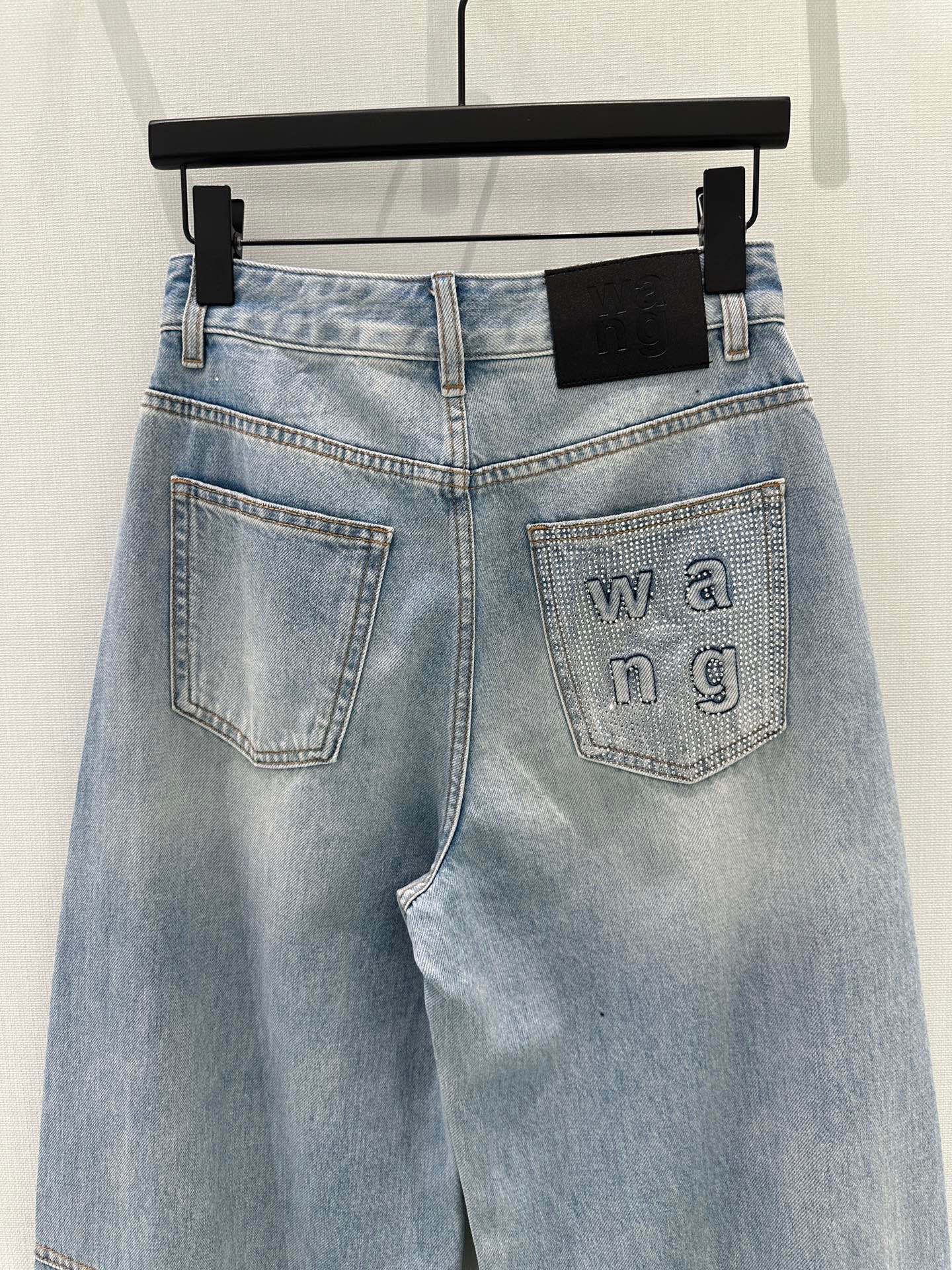 🛒𝐍𝐄𝐖 · 𝟐𝟎𝟐6/爆款现货原创 设计师｜烫钻字母wang 镰刀牛仔裤采用高端定制面料，牛仔穿起来非