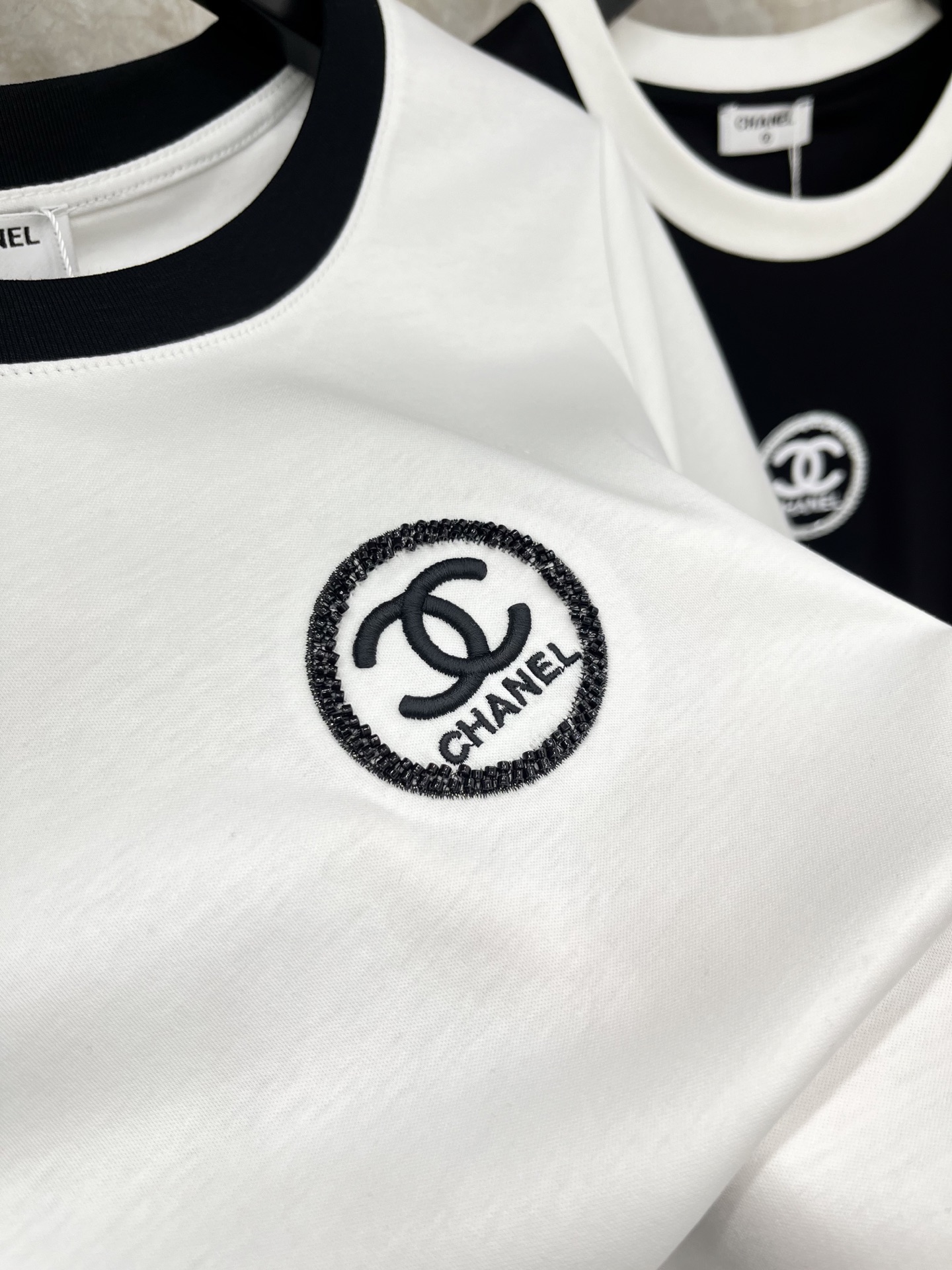 🛒𝐍𝐄𝐖 · 𝟐𝟎𝟐6/爆款现货原单品质 Cha*｜26新品订珠刺绣短袖T恤精致宽松版型上身巨显瘦！定制