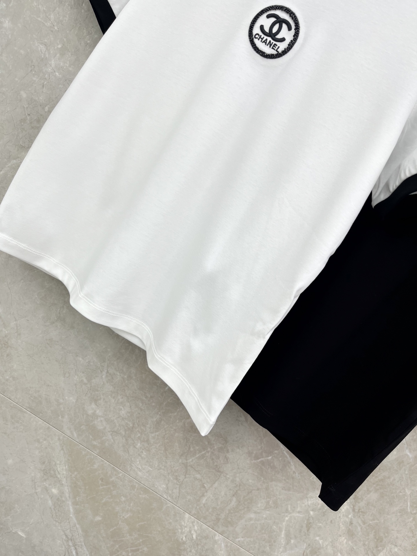 🛒𝐍𝐄𝐖 · 𝟐𝟎𝟐6/爆款现货原单品质 Cha*｜26新品订珠刺绣短袖T恤精致宽松版型上身巨显瘦！定制