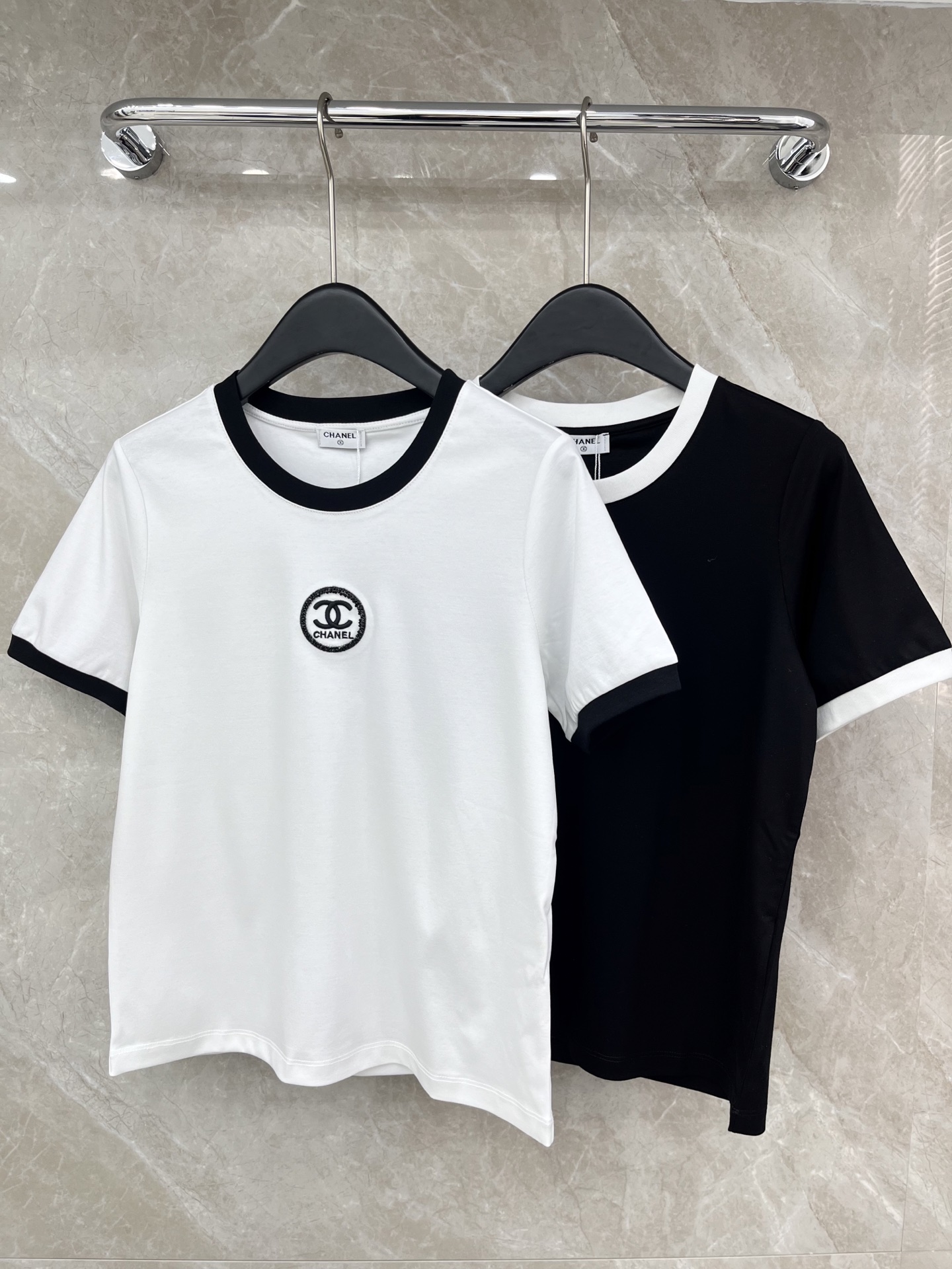 🛒𝐍𝐄𝐖 · 𝟐𝟎𝟐6/爆款现货原单品质 Cha*｜26新品订珠刺绣短袖T恤精致宽松版型上身巨显瘦！定制