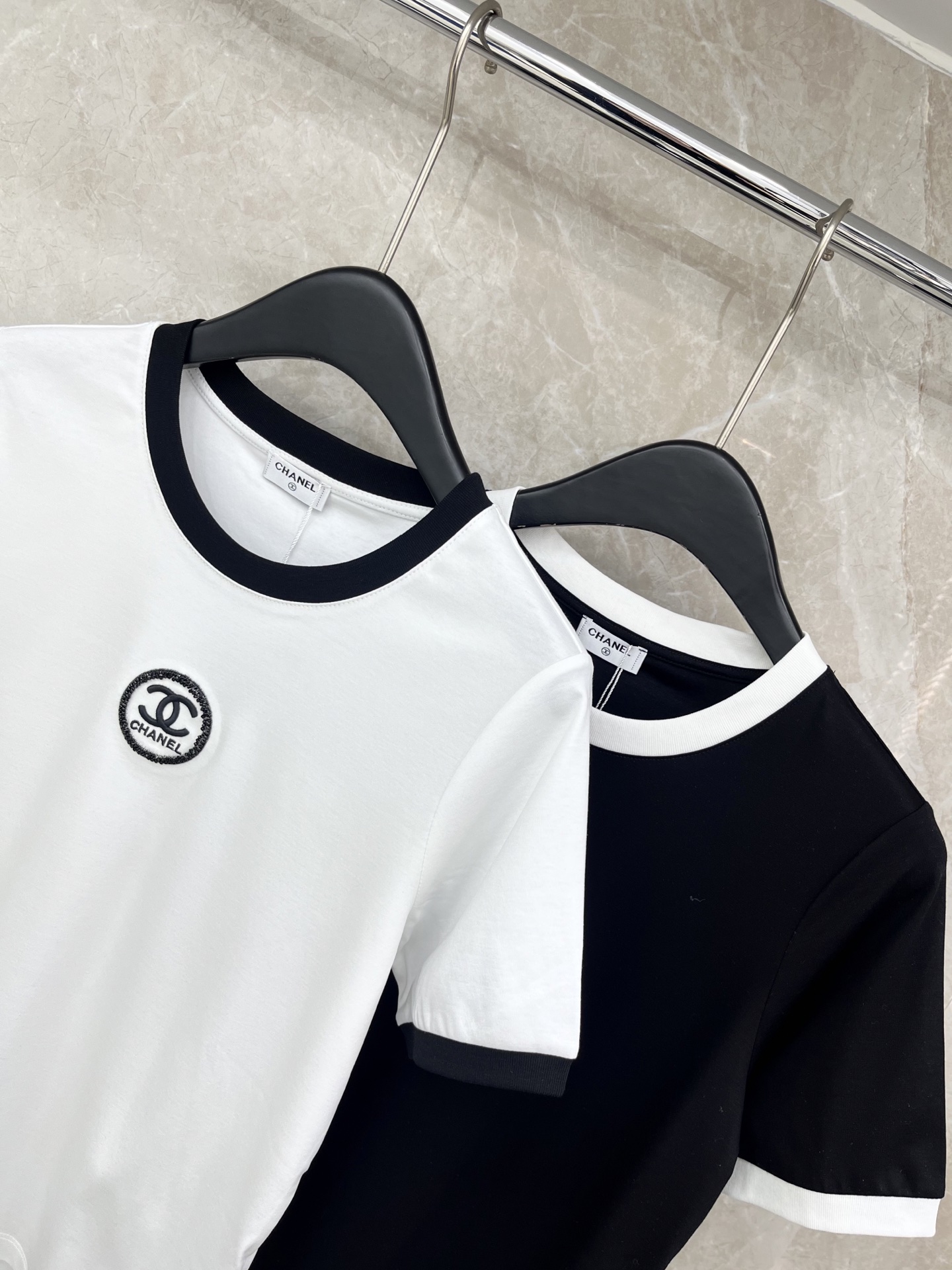 🛒𝐍𝐄𝐖 · 𝟐𝟎𝟐6/爆款现货原单品质 Cha*｜26新品订珠刺绣短袖T恤精致宽松版型上身巨显瘦！定制