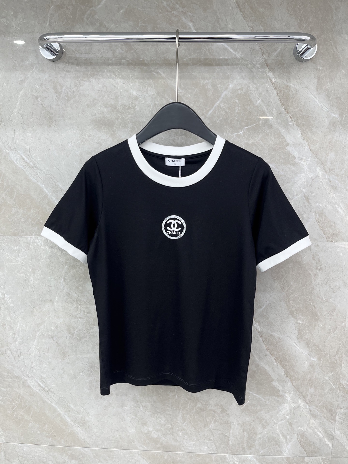 🛒𝐍𝐄𝐖 · 𝟐𝟎𝟐6/爆款现货原单品质 Cha*｜26新品订珠刺绣短袖T恤精致宽松版型上身巨显瘦！定制