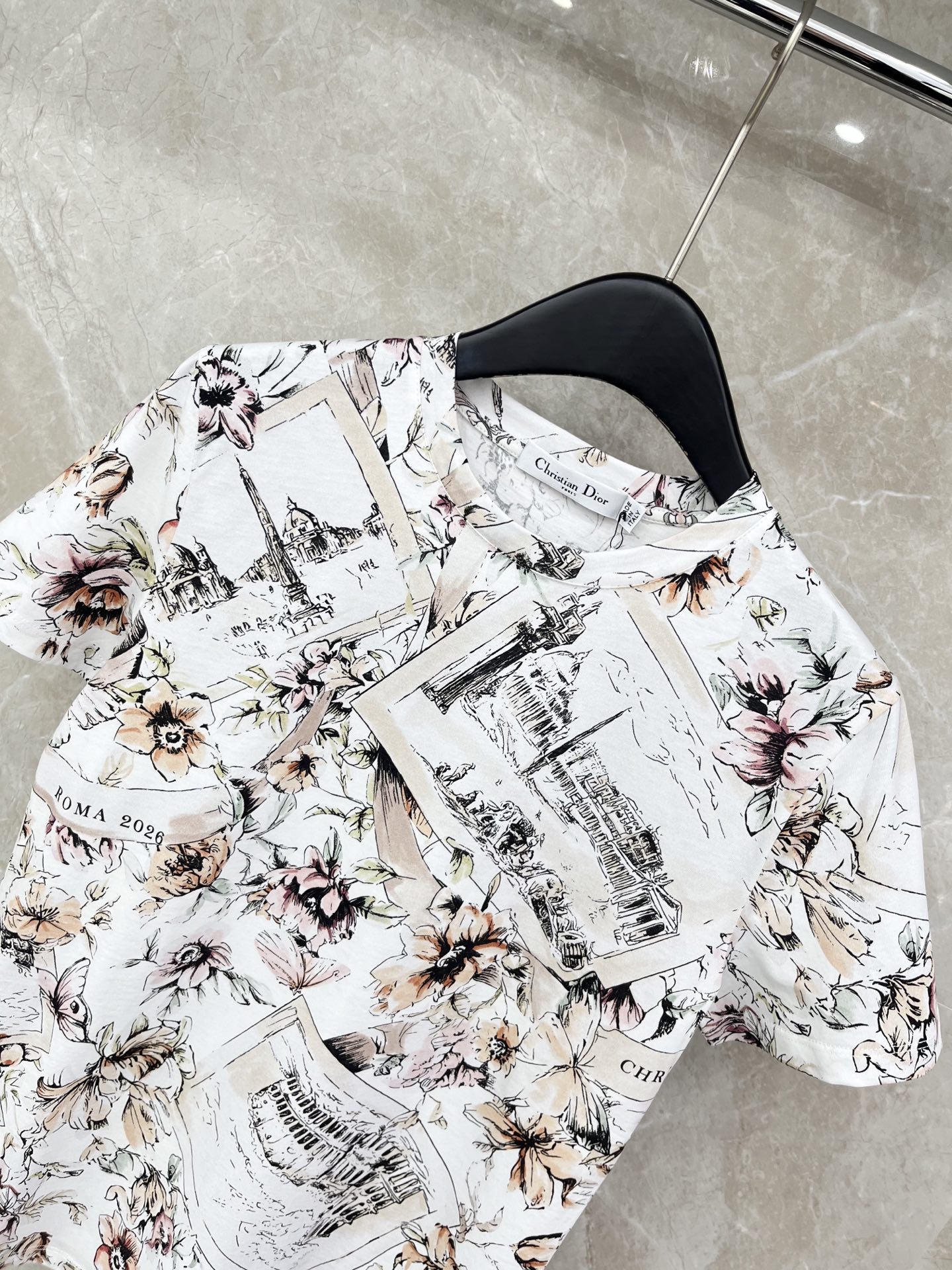 🛒𝐍𝐄𝐖 · 𝟐𝟎𝟐6/爆款现货原单品质 Dio*｜26新品满印短袖T恤精致版型上身巨显瘦！定制最新工艺