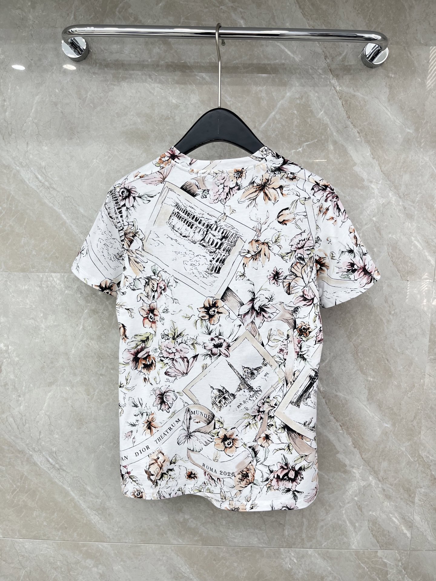 🛒𝐍𝐄𝐖 · 𝟐𝟎𝟐6/爆款现货原单品质 Dio*｜26新品满印短袖T恤精致版型上身巨显瘦！定制最新工艺