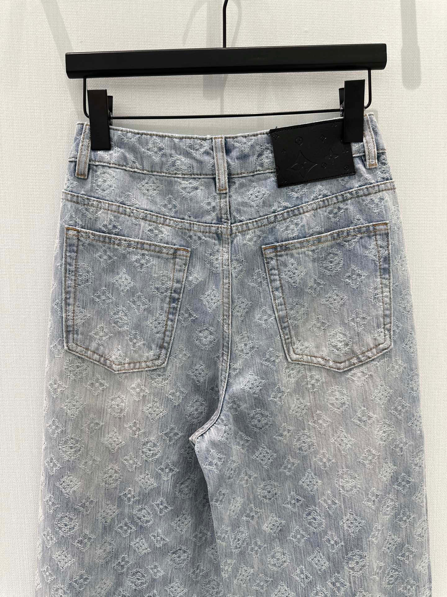 🛒𝐍𝐄𝐖 · 𝟐𝟎𝟐6/爆款现货【早春新款】原创｜定制老花提花牛仔裤采用高端定制面料，牛仔穿起来非常舒适