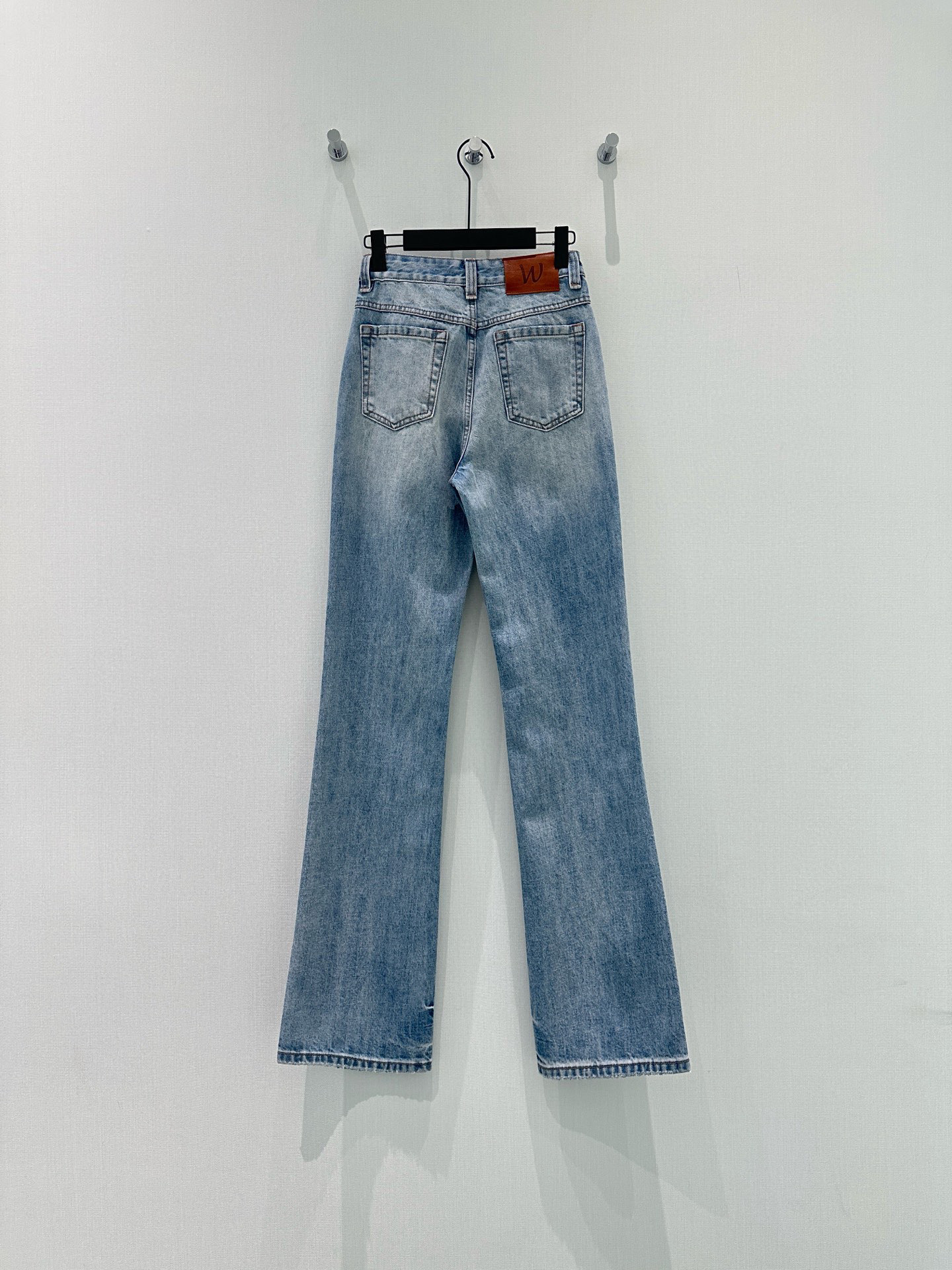 🛒𝐍𝐄𝐖 · 𝟐𝟎𝟐6/爆款现货【早春新款】原创｜破洞渐变色微喇牛仔裤采用高端定制面料，牛仔穿起来非常舒