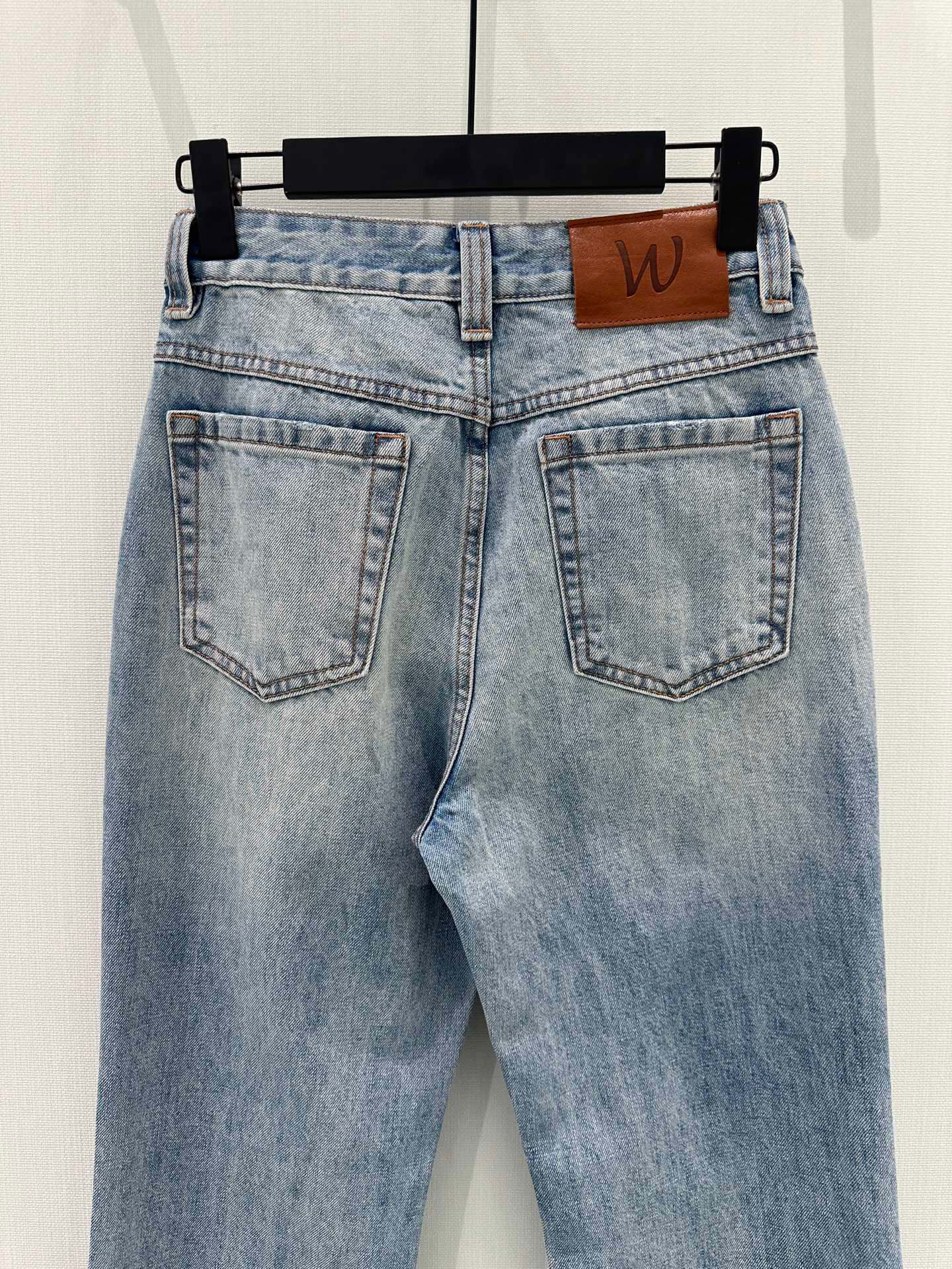 🛒𝐍𝐄𝐖 · 𝟐𝟎𝟐6/爆款现货【早春新款】原创｜破洞渐变色微喇牛仔裤采用高端定制面料，牛仔穿起来非常舒