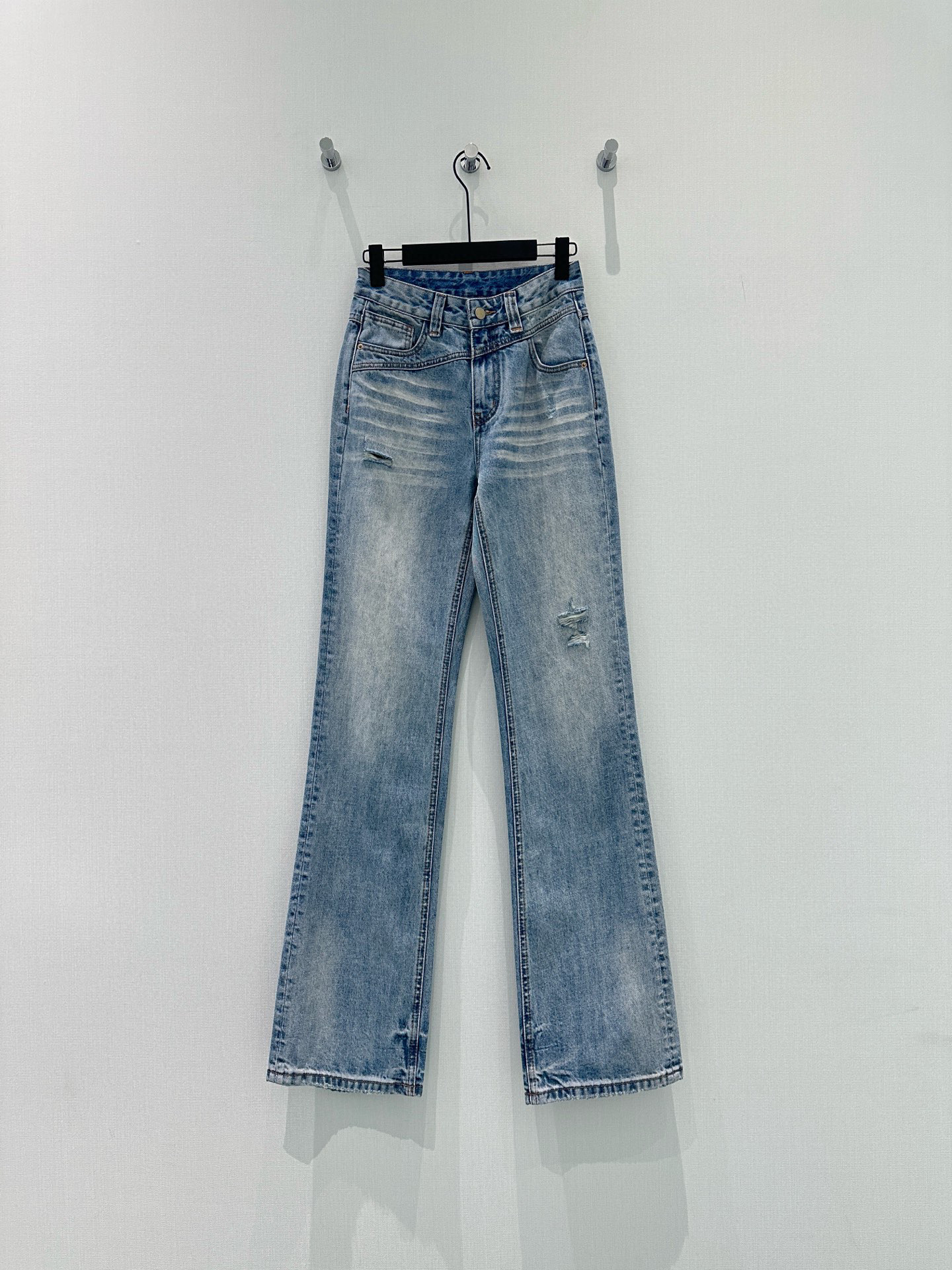 🛒𝐍𝐄𝐖 · 𝟐𝟎𝟐6/爆款现货【早春新款】原创｜破洞渐变色微喇牛仔裤采用高端定制面料，牛仔穿起来非常舒