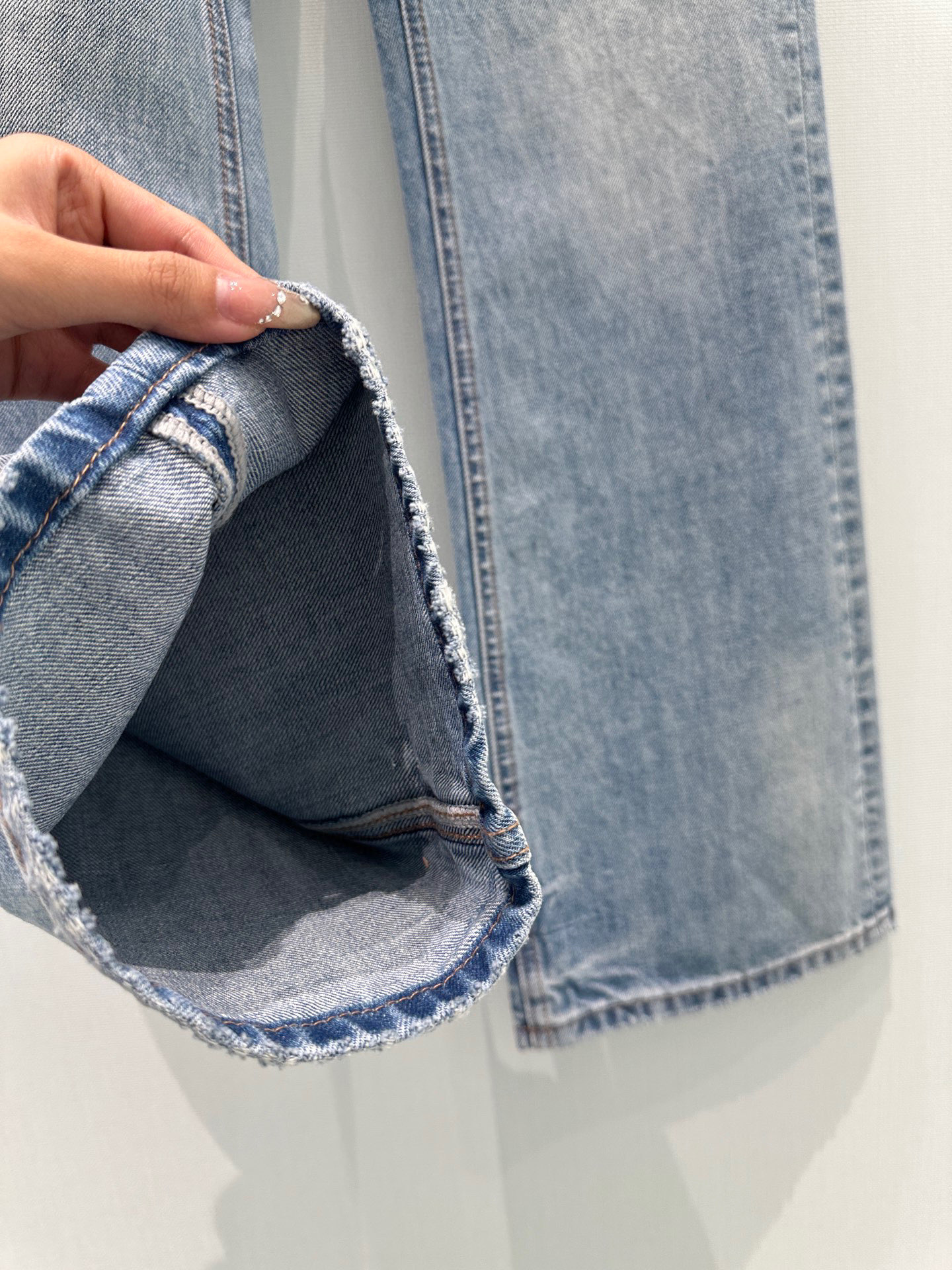 🛒𝐍𝐄𝐖 · 𝟐𝟎𝟐6/爆款现货【早春新款】原创｜破洞渐变色微喇牛仔裤采用高端定制面料，牛仔穿起来非常舒