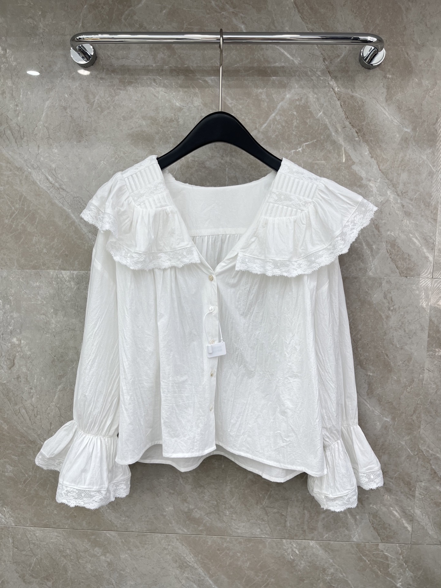 🛒𝐍𝐄𝐖 · 𝟐𝟎𝟐6/爆款现货原单品质 小众*｜2026新品法式大翻领褶皱水溶拼接衬衫精致版型，高级肌