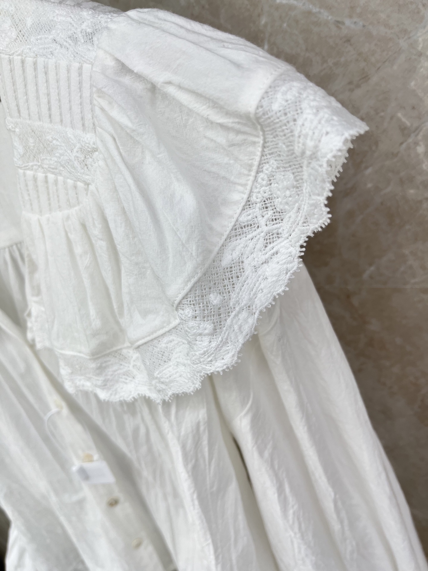 🛒𝐍𝐄𝐖 · 𝟐𝟎𝟐6/爆款现货原单品质 小众*｜2026新品法式大翻领褶皱水溶拼接衬衫精致版型，高级肌