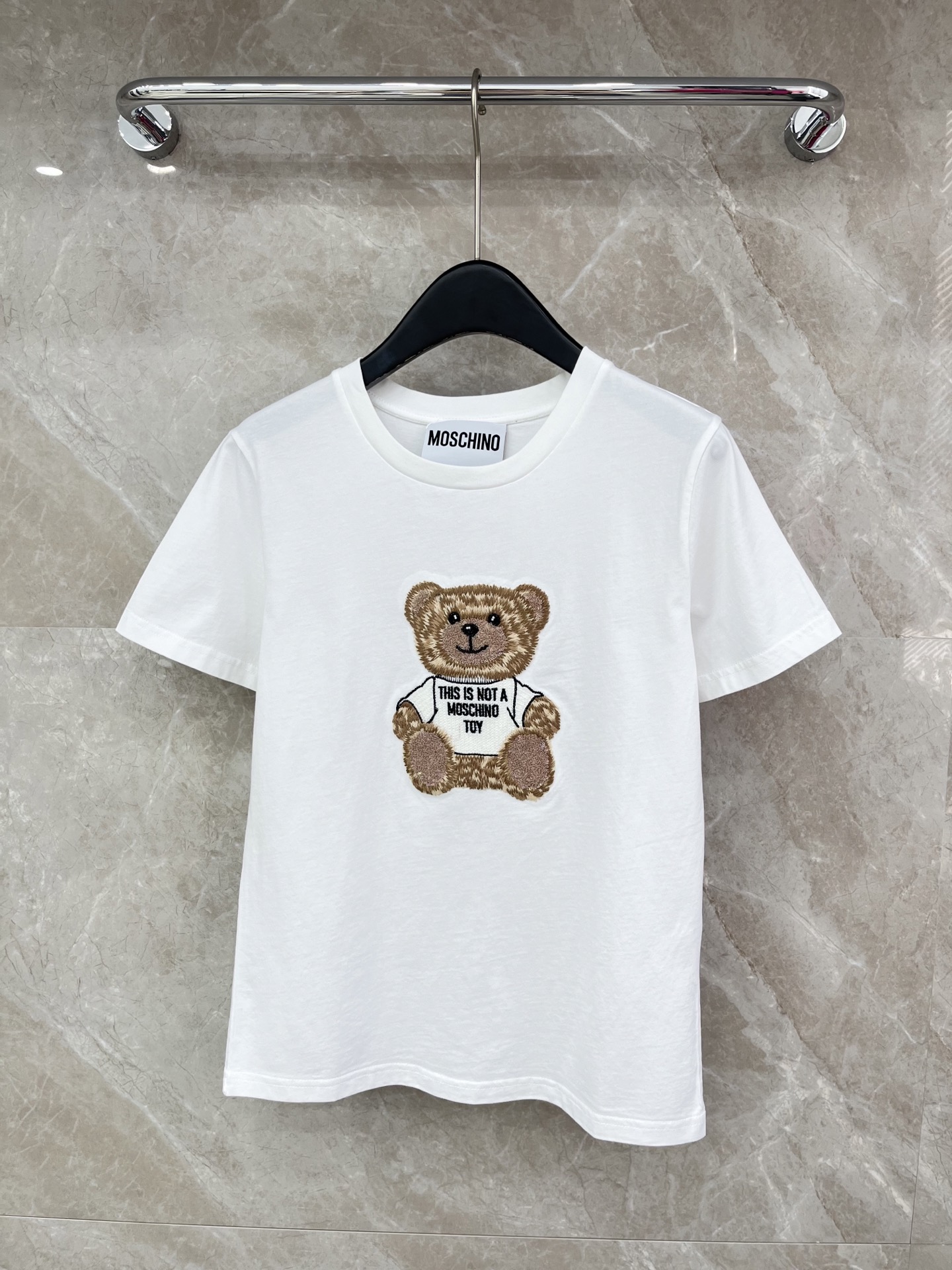 🛒𝐍𝐄𝐖 · 𝟐𝟎𝟐6/爆款现货原单品质 Mos*｜26新品刺绣短袖T恤精致版型上身巨显瘦！定制最新工艺