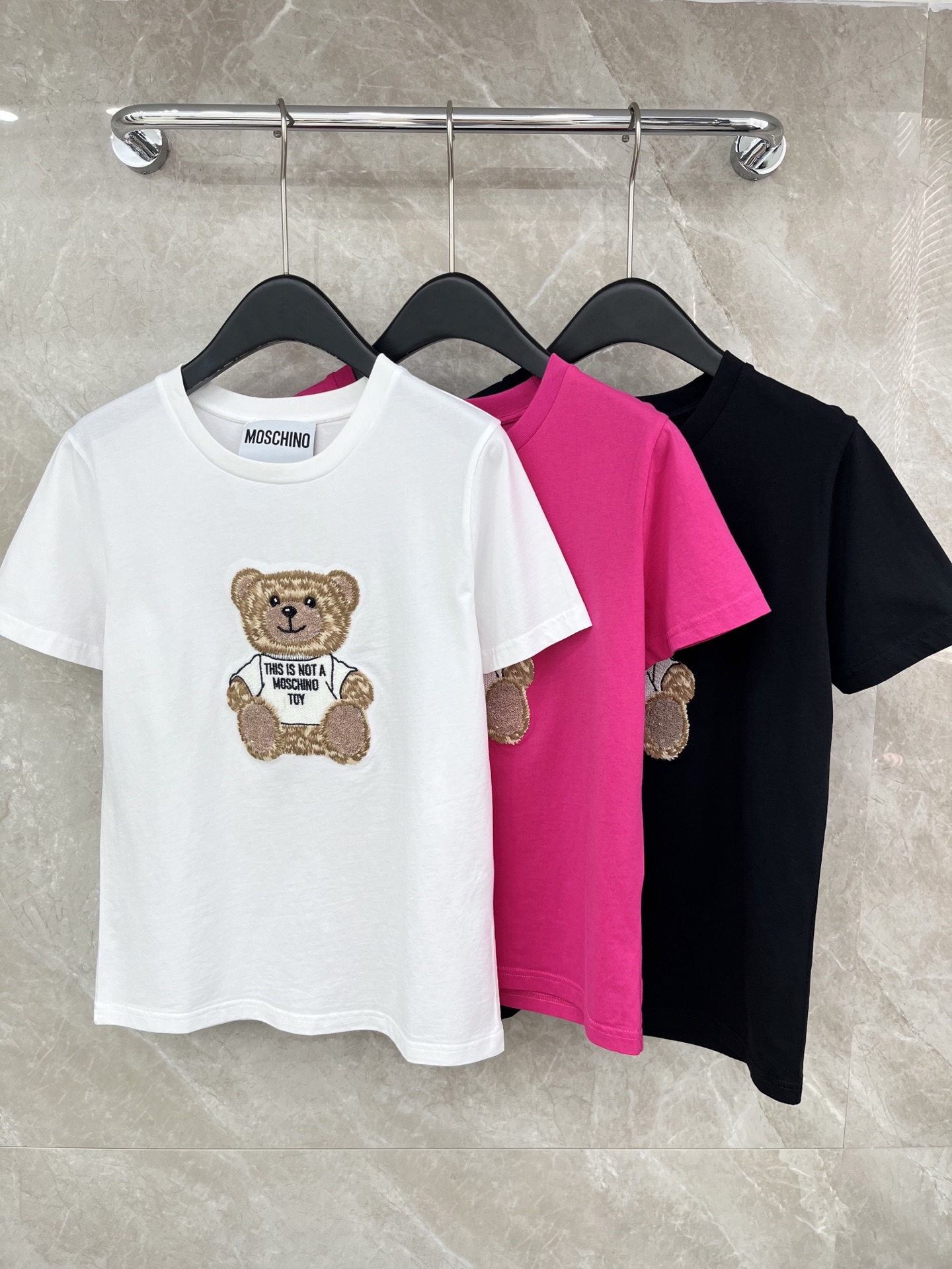 🛒𝐍𝐄𝐖 · 𝟐𝟎𝟐6/爆款现货原单品质 Mos*｜26新品刺绣短袖T恤精致版型上身巨显瘦！定制最新工艺