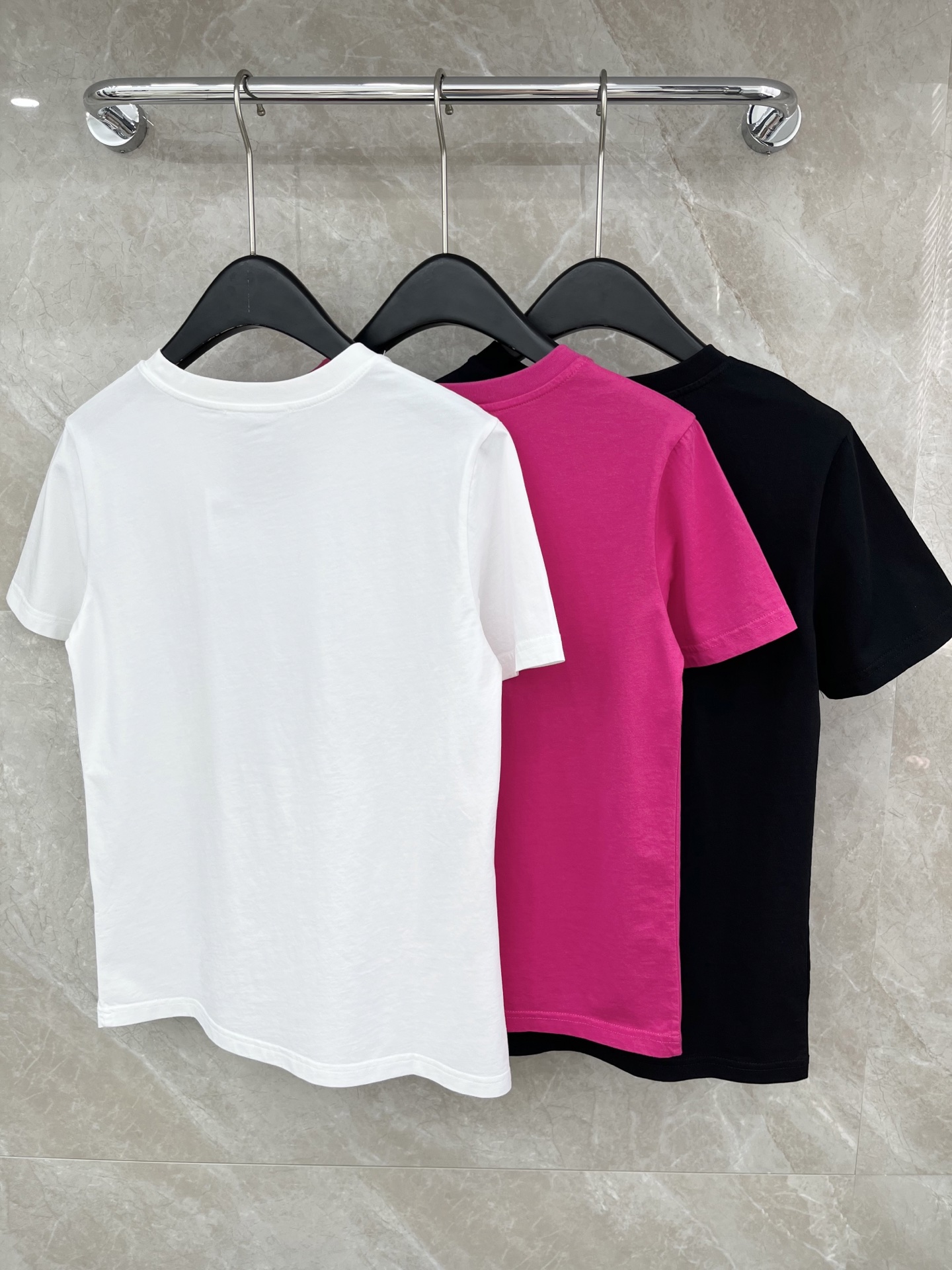 🛒𝐍𝐄𝐖 · 𝟐𝟎𝟐6/爆款现货原单品质 Mos*｜26新品刺绣短袖T恤精致版型上身巨显瘦！定制最新工艺