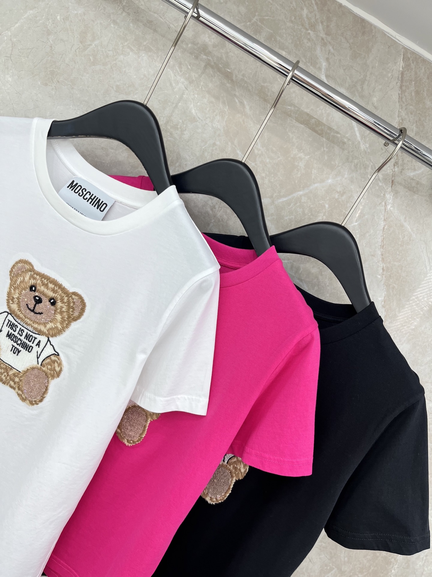 🛒𝐍𝐄𝐖 · 𝟐𝟎𝟐6/爆款现货原单品质 Mos*｜26新品刺绣短袖T恤精致版型上身巨显瘦！定制最新工艺