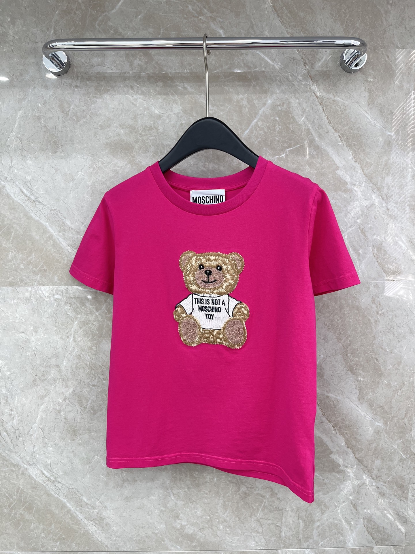 🛒𝐍𝐄𝐖 · 𝟐𝟎𝟐6/爆款现货原单品质 Mos*｜26新品刺绣短袖T恤精致版型上身巨显瘦！定制最新工艺