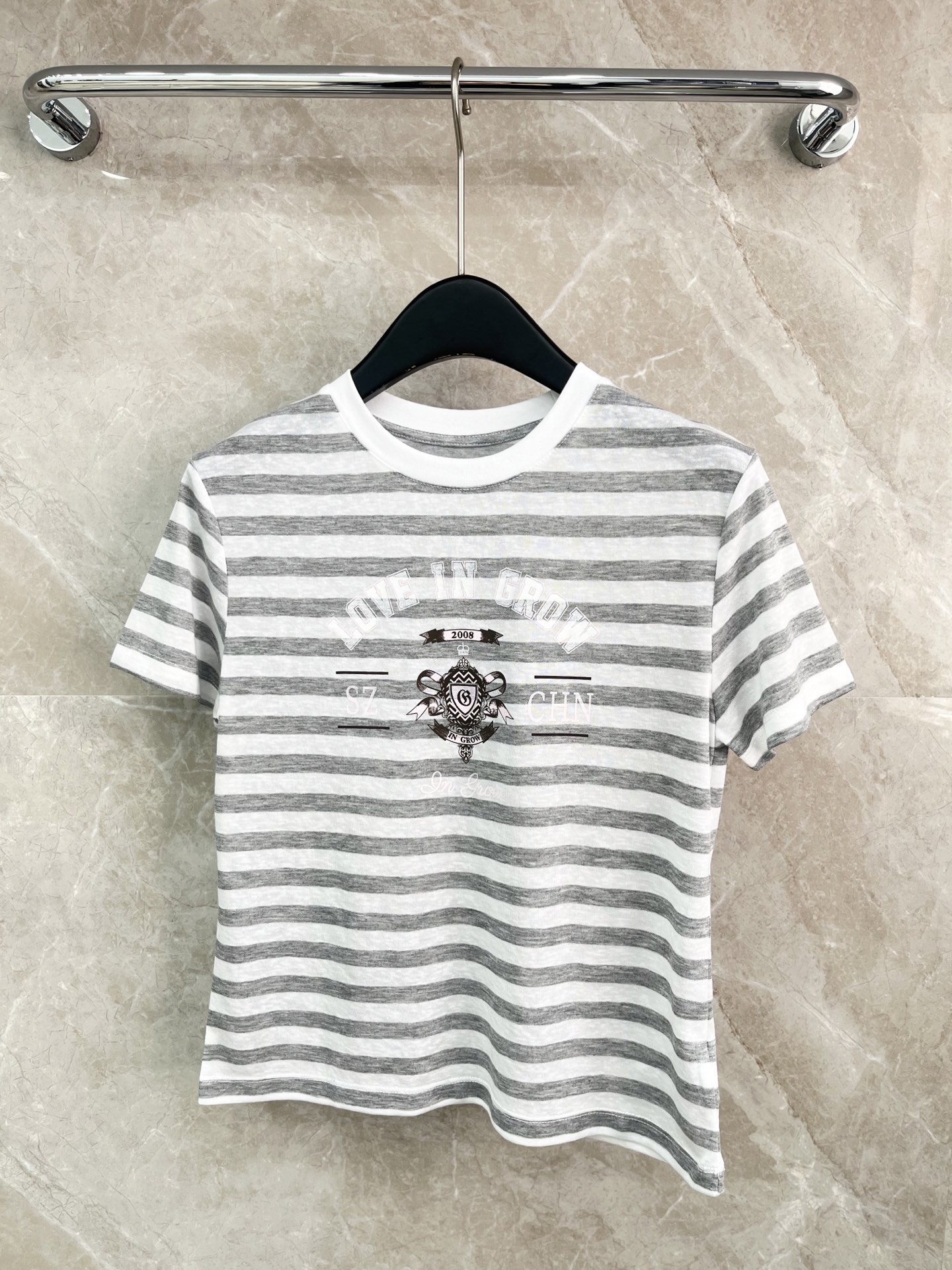 🛒𝐍𝐄𝐖 · 𝟐𝟎𝟐6/爆款现货【春夏上新】 小众｜2026新款天丝条纹T恤云感舒适 上身的触感谁穿谁知