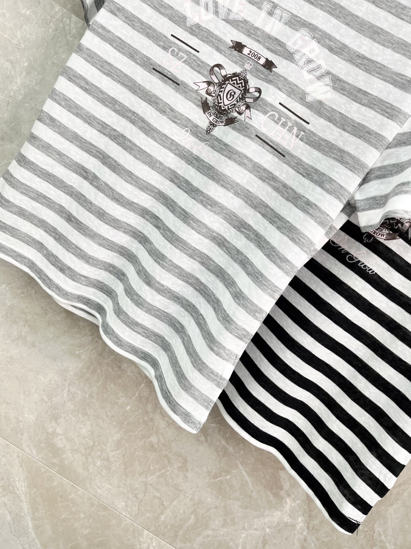 🛒𝐍𝐄𝐖 · 𝟐𝟎𝟐6/爆款现货【春夏上新】 小众｜2026新款天丝条纹T恤云感舒适 上身的触感谁穿谁知