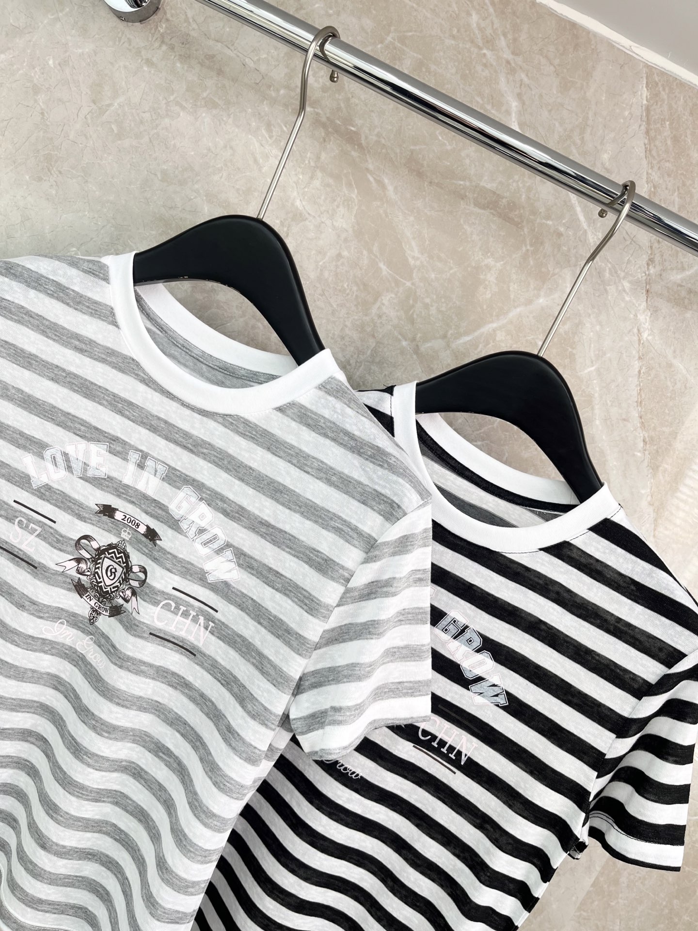 🛒𝐍𝐄𝐖 · 𝟐𝟎𝟐6/爆款现货【春夏上新】 小众｜2026新款天丝条纹T恤云感舒适 上身的触感谁穿谁知