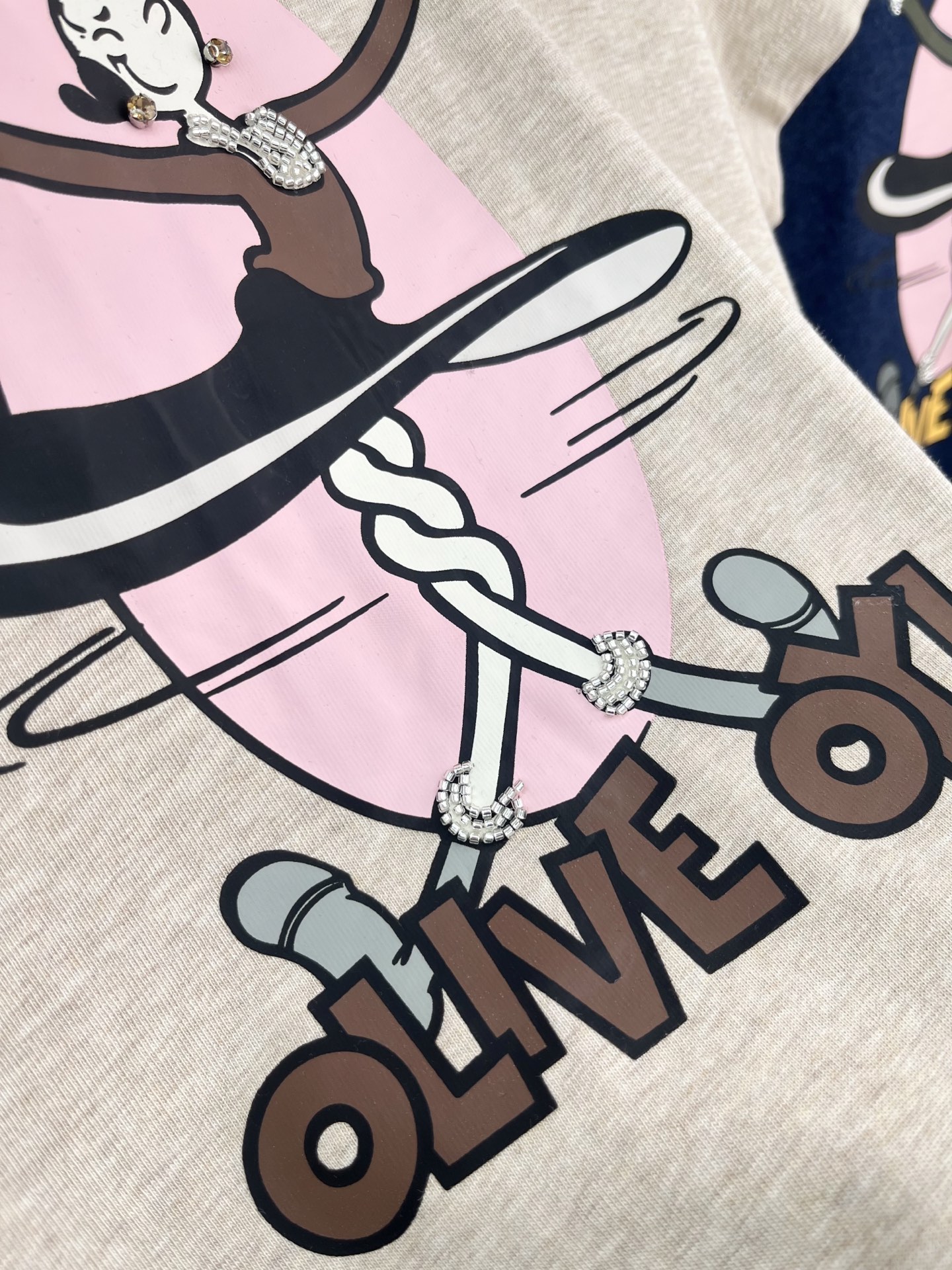 🛒𝐍𝐄𝐖 · 𝟐𝟎𝟐6/爆款现货【春夏上新】 小众｜2026新款印花订钻工艺款T恤经典百搭版型 上身的触