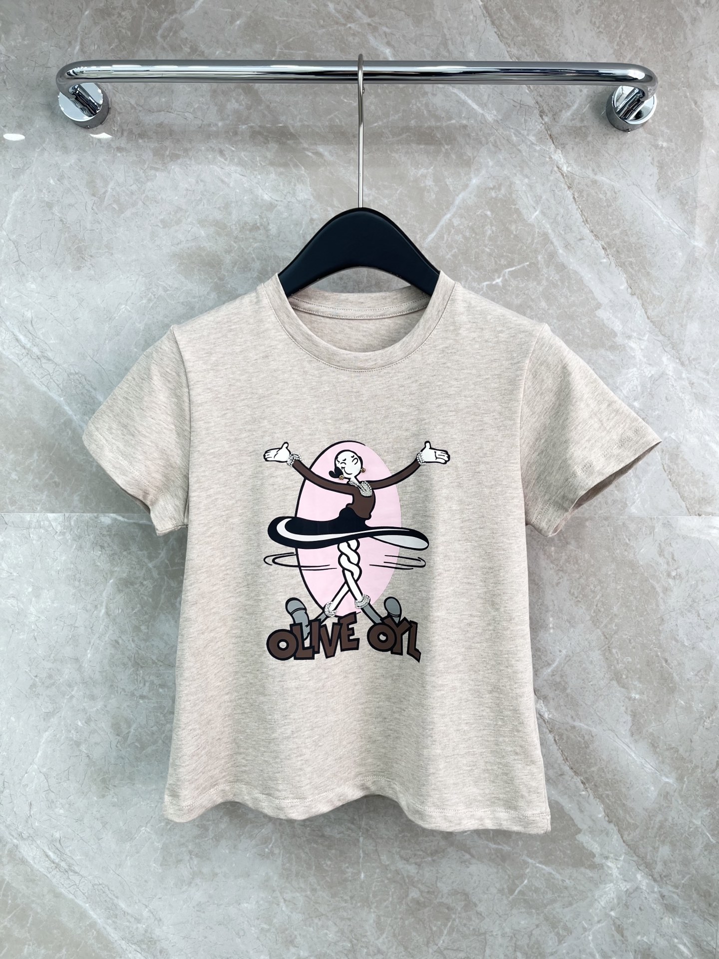 🛒𝐍𝐄𝐖 · 𝟐𝟎𝟐6/爆款现货【春夏上新】 小众｜2026新款印花订钻工艺款T恤经典百搭版型 上身的触