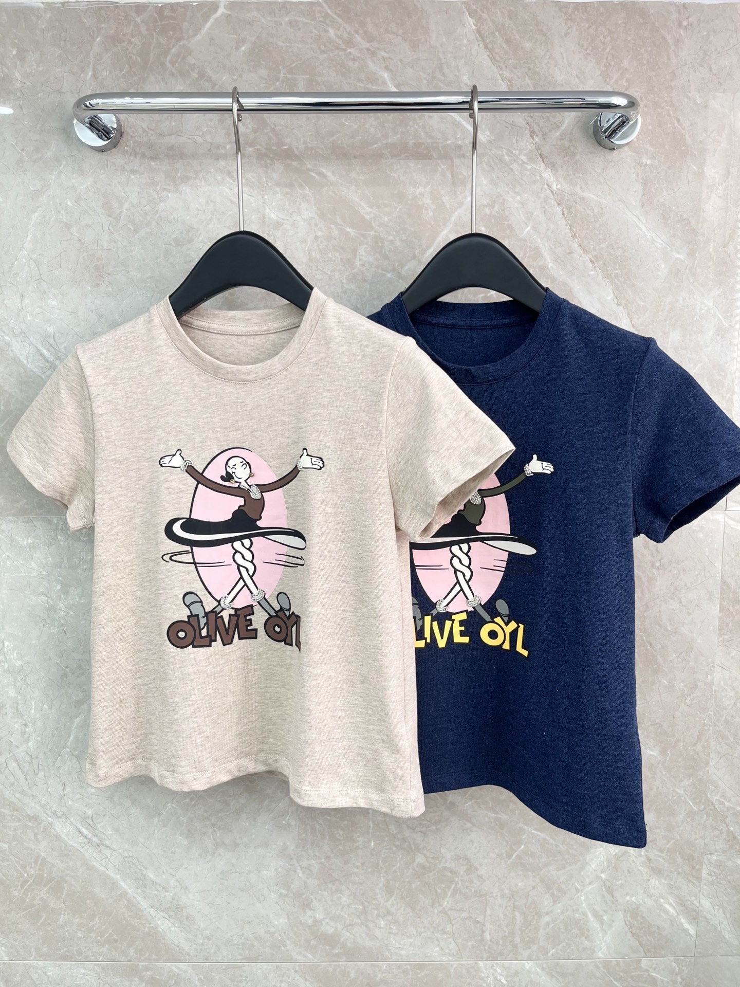 🛒𝐍𝐄𝐖 · 𝟐𝟎𝟐6/爆款现货【春夏上新】 小众｜2026新款印花订钻工艺款T恤经典百搭版型 上身的触