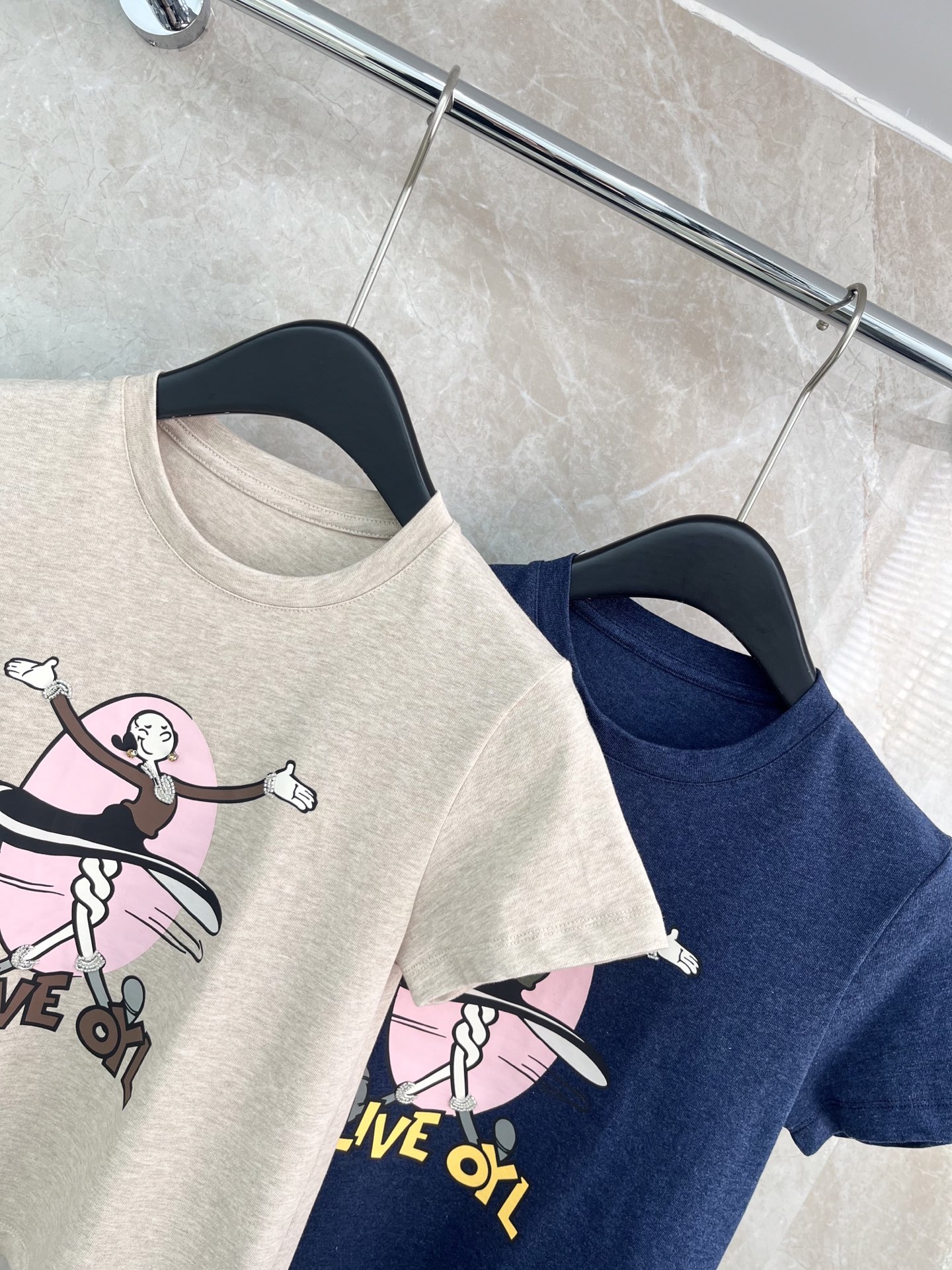 🛒𝐍𝐄𝐖 · 𝟐𝟎𝟐6/爆款现货【春夏上新】 小众｜2026新款印花订钻工艺款T恤经典百搭版型 上身的触