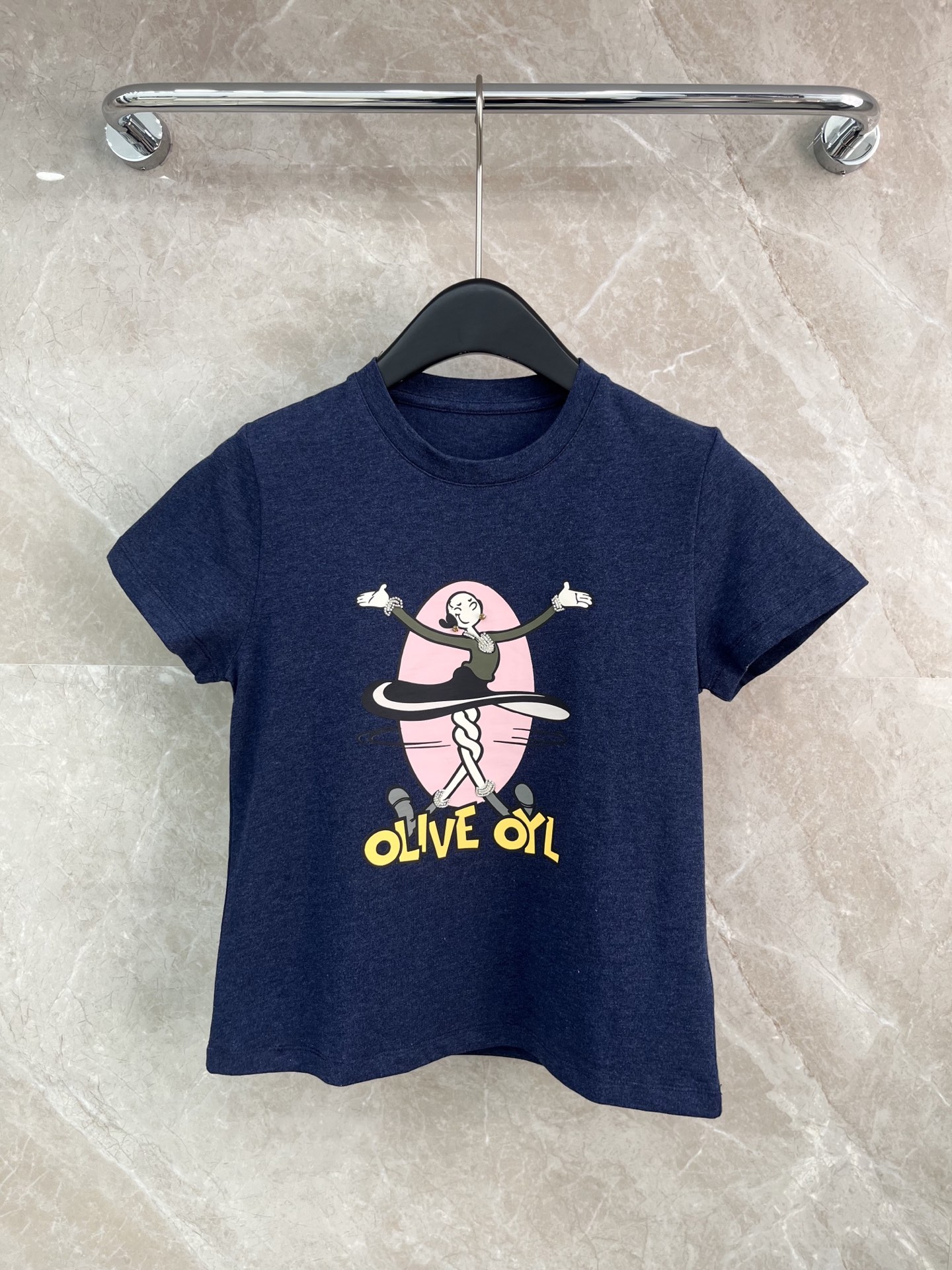 🛒𝐍𝐄𝐖 · 𝟐𝟎𝟐6/爆款现货【春夏上新】 小众｜2026新款印花订钻工艺款T恤经典百搭版型 上身的触