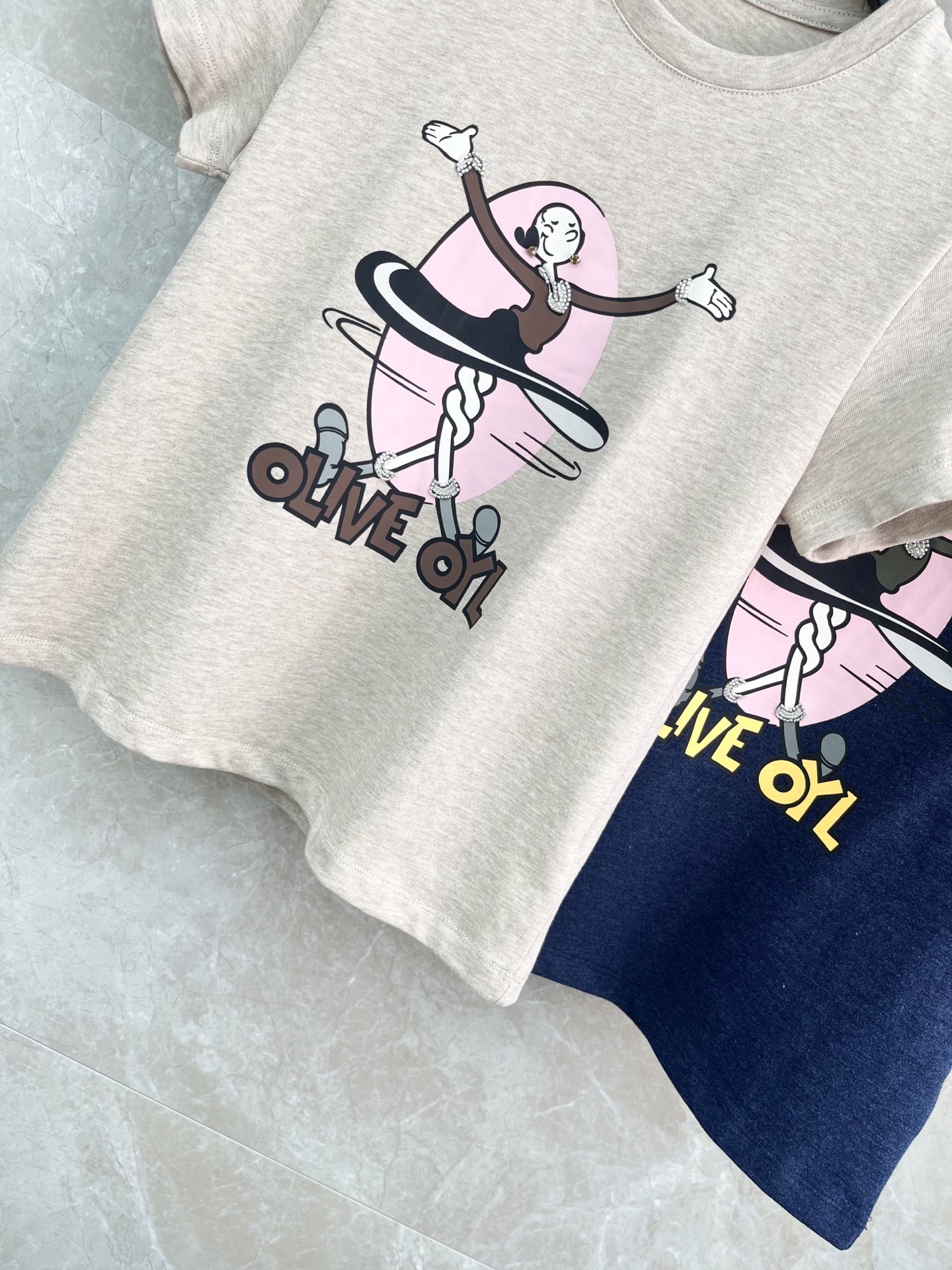 🛒𝐍𝐄𝐖 · 𝟐𝟎𝟐6/爆款现货【春夏上新】 小众｜2026新款印花订钻工艺款T恤经典百搭版型 上身的触