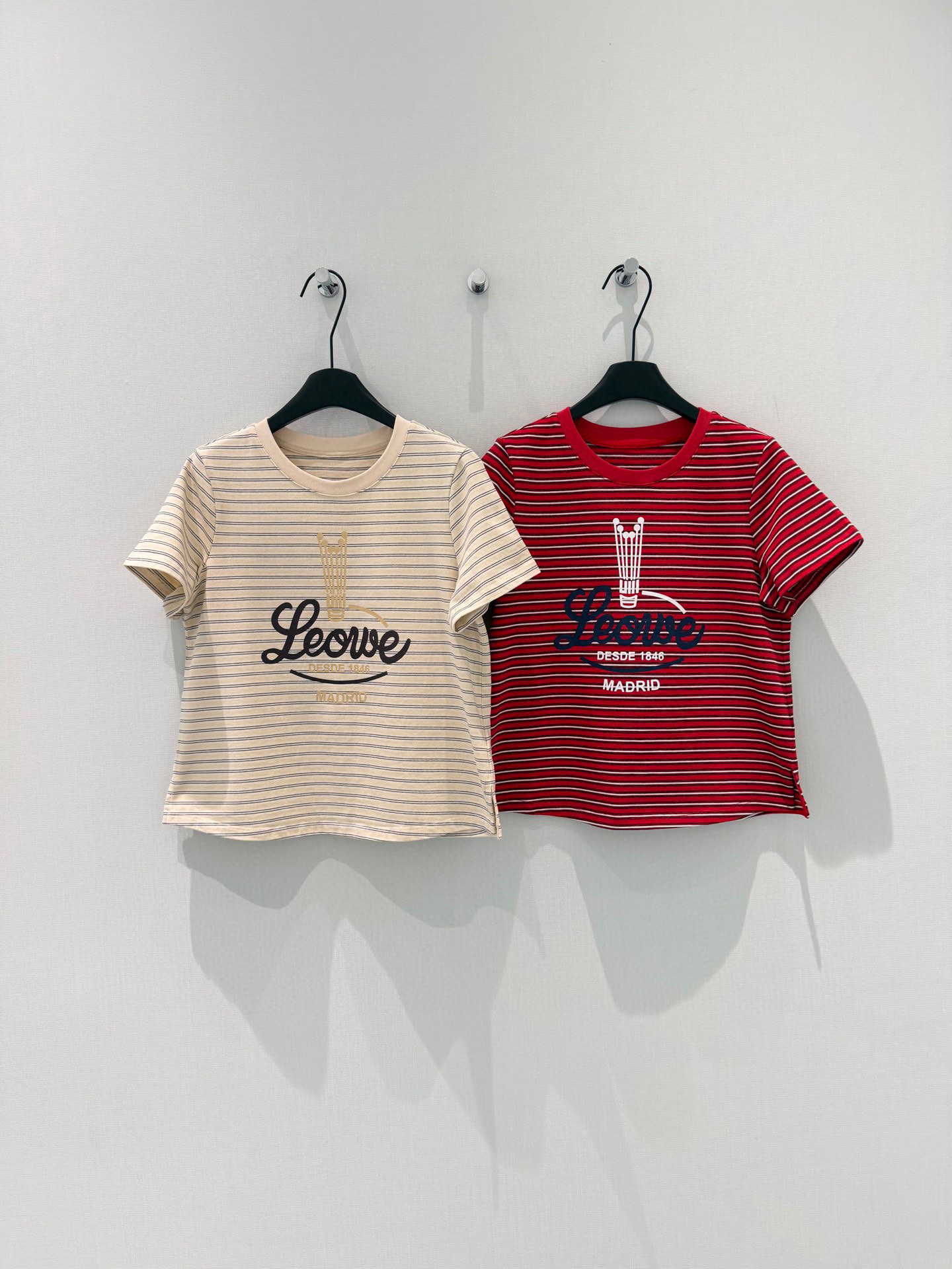 🛒𝐍𝐄𝐖 · 𝟐𝟎𝟐6/爆款现货设计师 原创｜🆕春夏新款【经典条纹搭配艺术感字母印复古宽松短款短袖T恤】