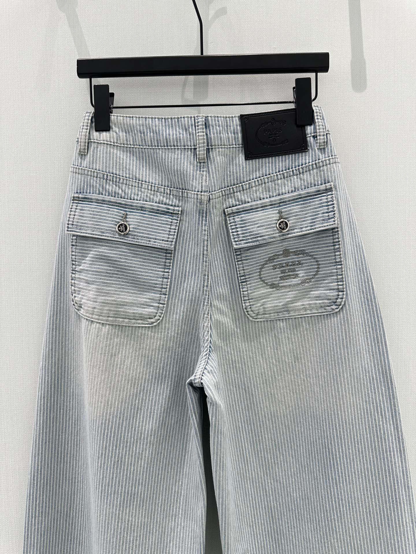 🛒𝐍𝐄𝐖 · 𝟐𝟎𝟐6/爆款现货【春夏上新】 原创｜🆕春季新款【浅蓝白条纹清新百搭设计后面双口袋皮标细节